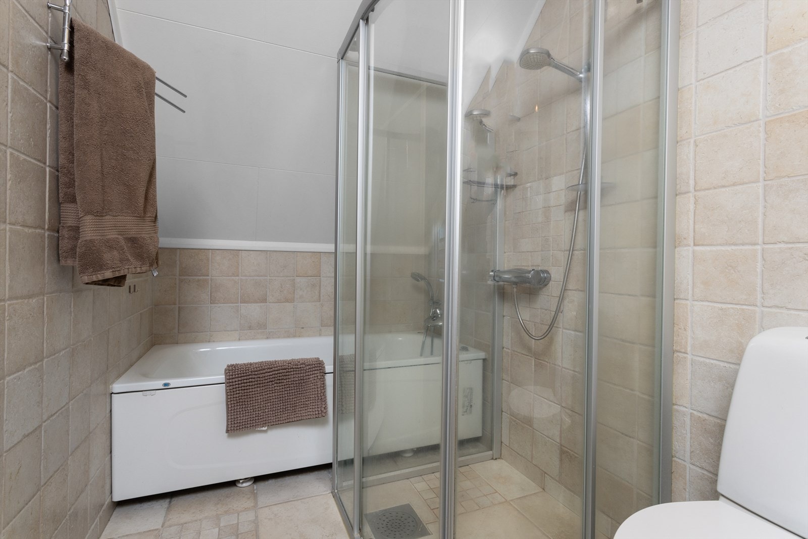 Badet har også dusjvegger, badekar og behagelig gulvvarme. Galleribilde