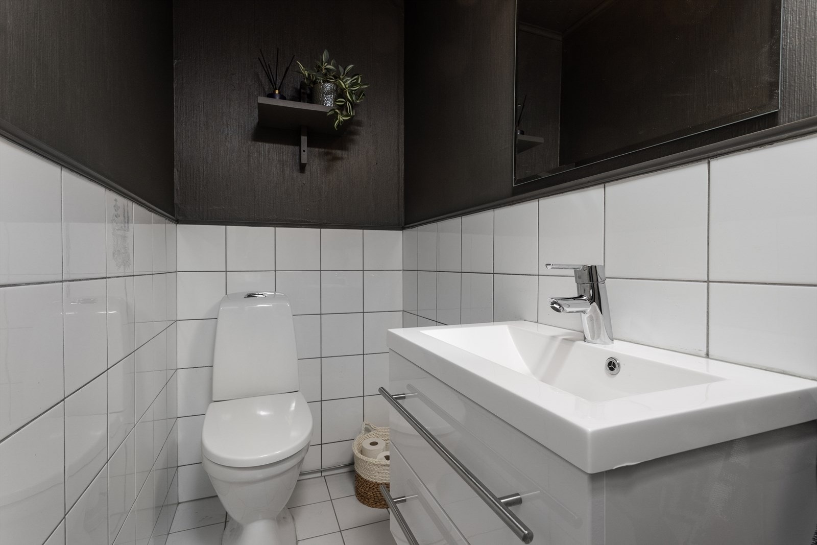 I 1. etasje er det et praktisk toalettrom med dels flislagte overflater, servantinnredning og toalett. Galleribilde