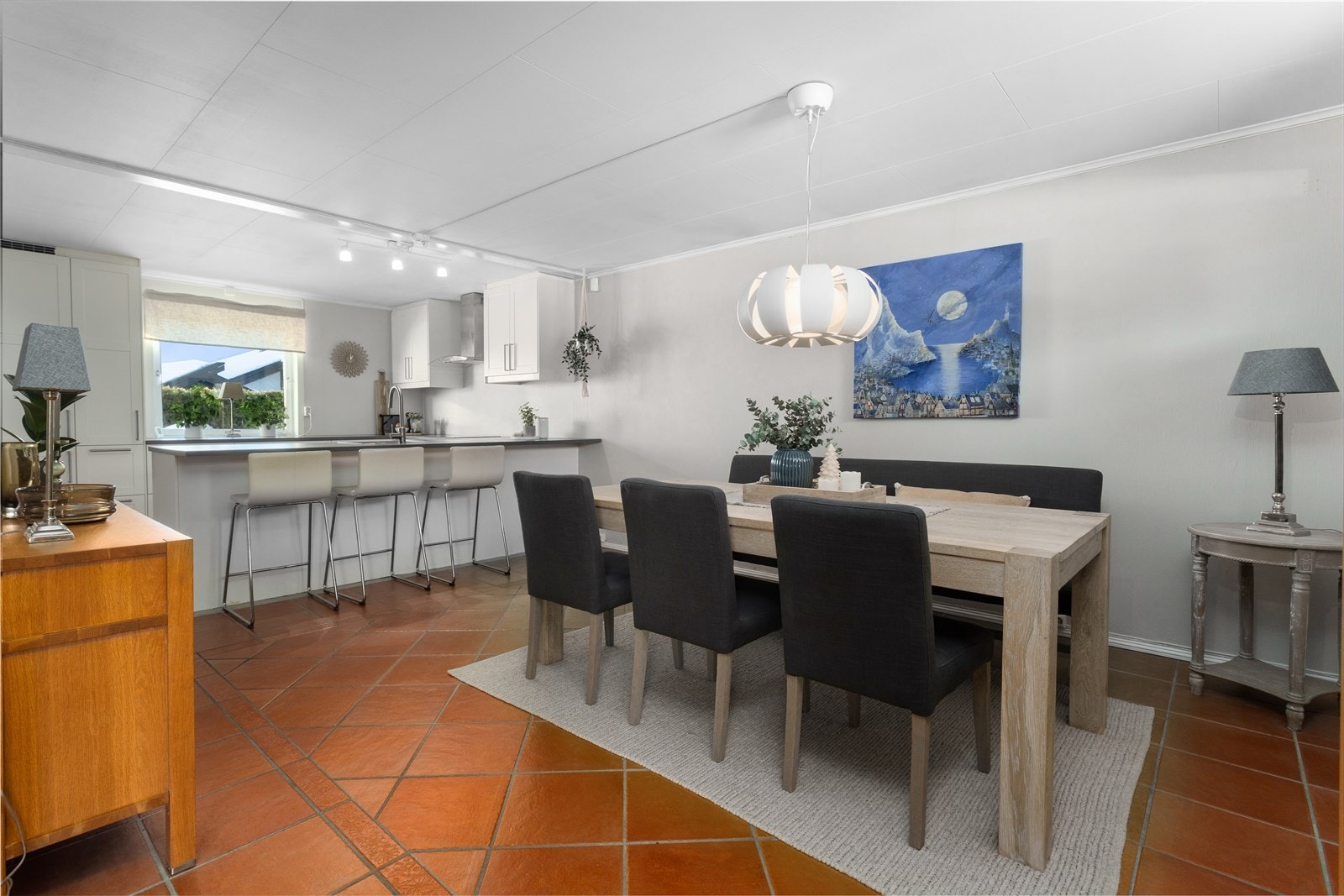 Du har god plass til spisestue der du kan samle familien til både hverdags og fest! Galleribilde