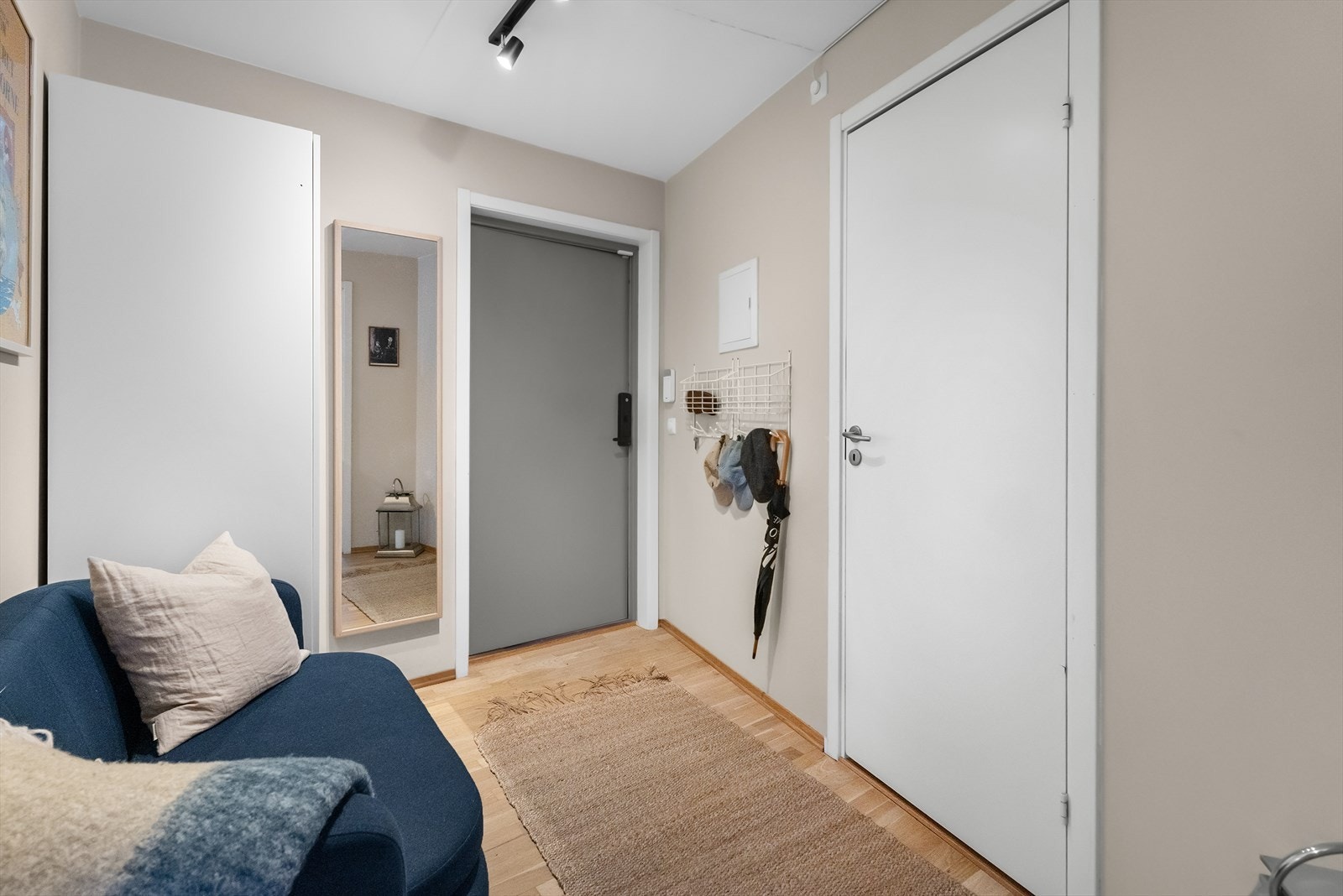 I entreen har du tilgang til en praktisk bod for ekstra oppbevaring, og i tillegg disponerer du en romslig kjellerbod på 5 m² Galleribilde