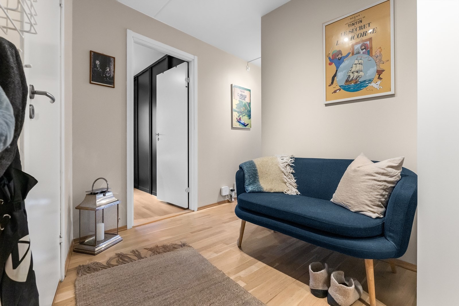 Romslig og innbydende entré med god plass til å henge fra seg ytterklær og sko Galleribilde