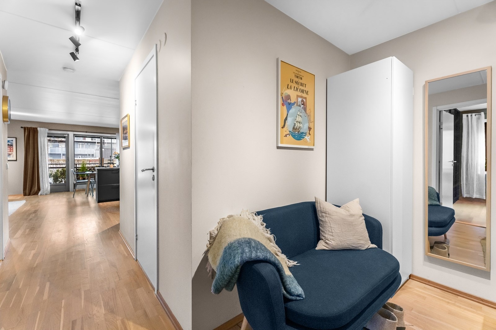 Boligen ligger i byggets 2. etasje, men 1. etasje fra bakkeplan Galleribilde