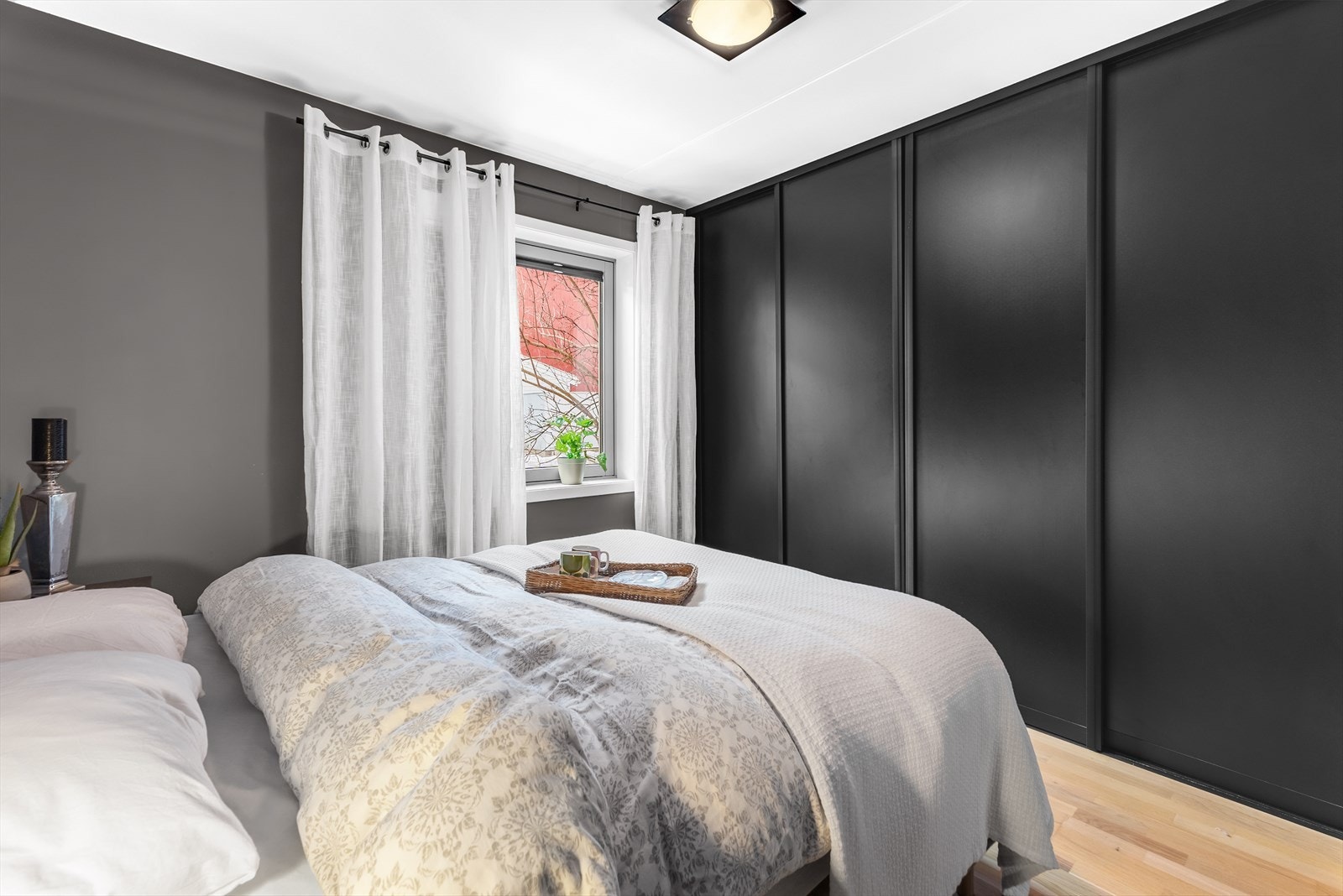 Her er det gode oppbevaringsmuligheter i medfølgende skyvedørsgarderobe Galleribilde