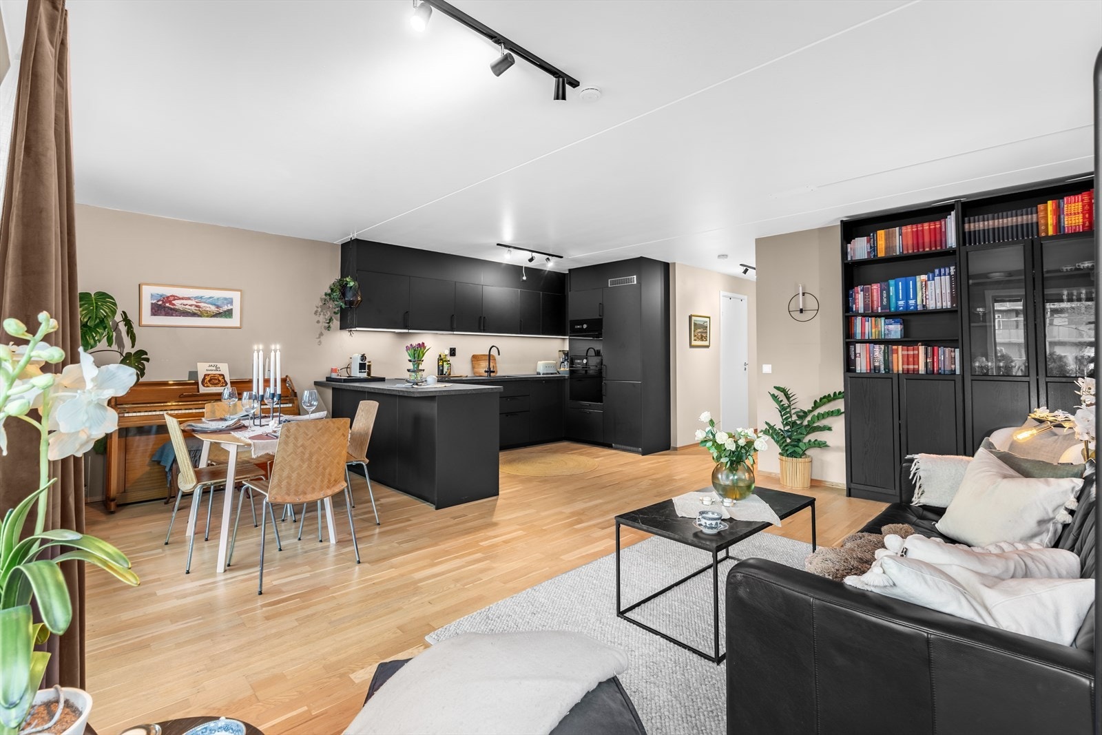 Kjøkkenet er utstyrt med integrert komfyr, induksjonstopp, oppvaskmaskin, mikrobølgeovn og kjøleskap med frys. Galleribilde