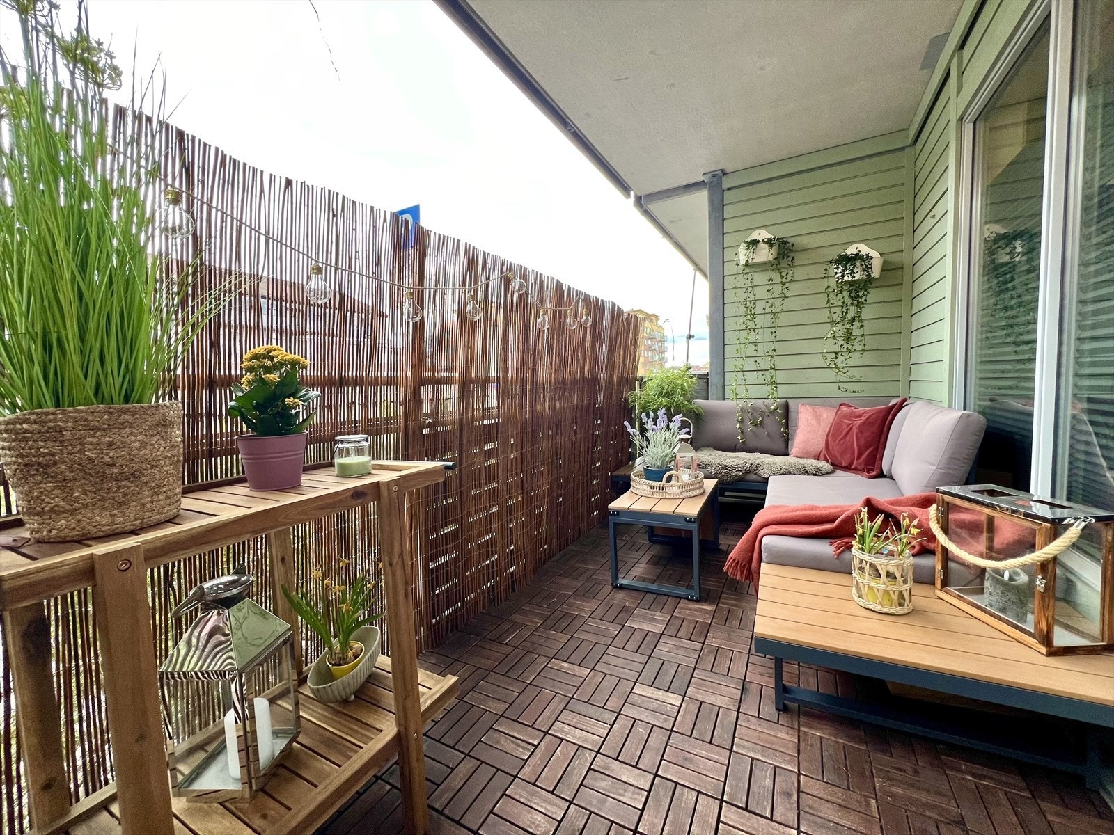 En lys og trivelig 3-roms hjørneleilighet med romslig, vestvendt markterrasse. På hjørnet ved markterrassen er den en platting med morgensol Galleribilde