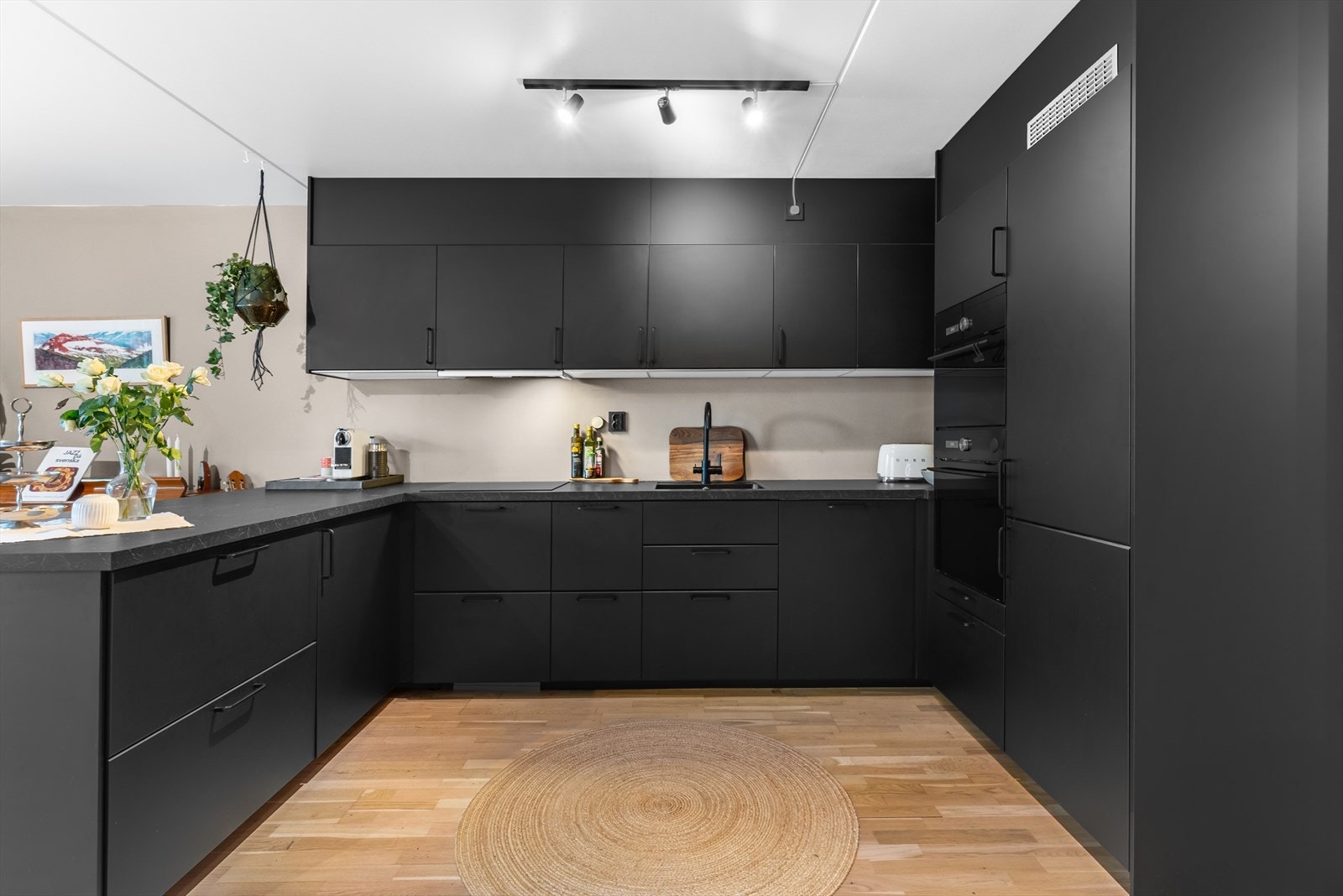 Leiligheten byr på en god planløsning med åpen stue- og kjøkkenløsning, to romslige soverom, entré med bod og et flislagt bad Galleribilde