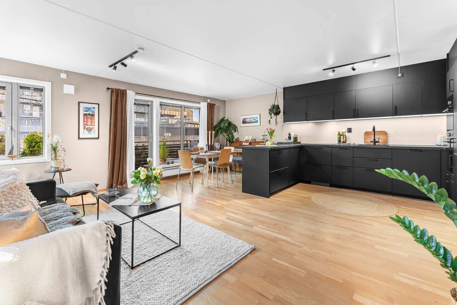 Leiligheten har en hjørnebeliggenhet som bidrar til godt med lysinnslipp i stue og kjøkken Galleribilde