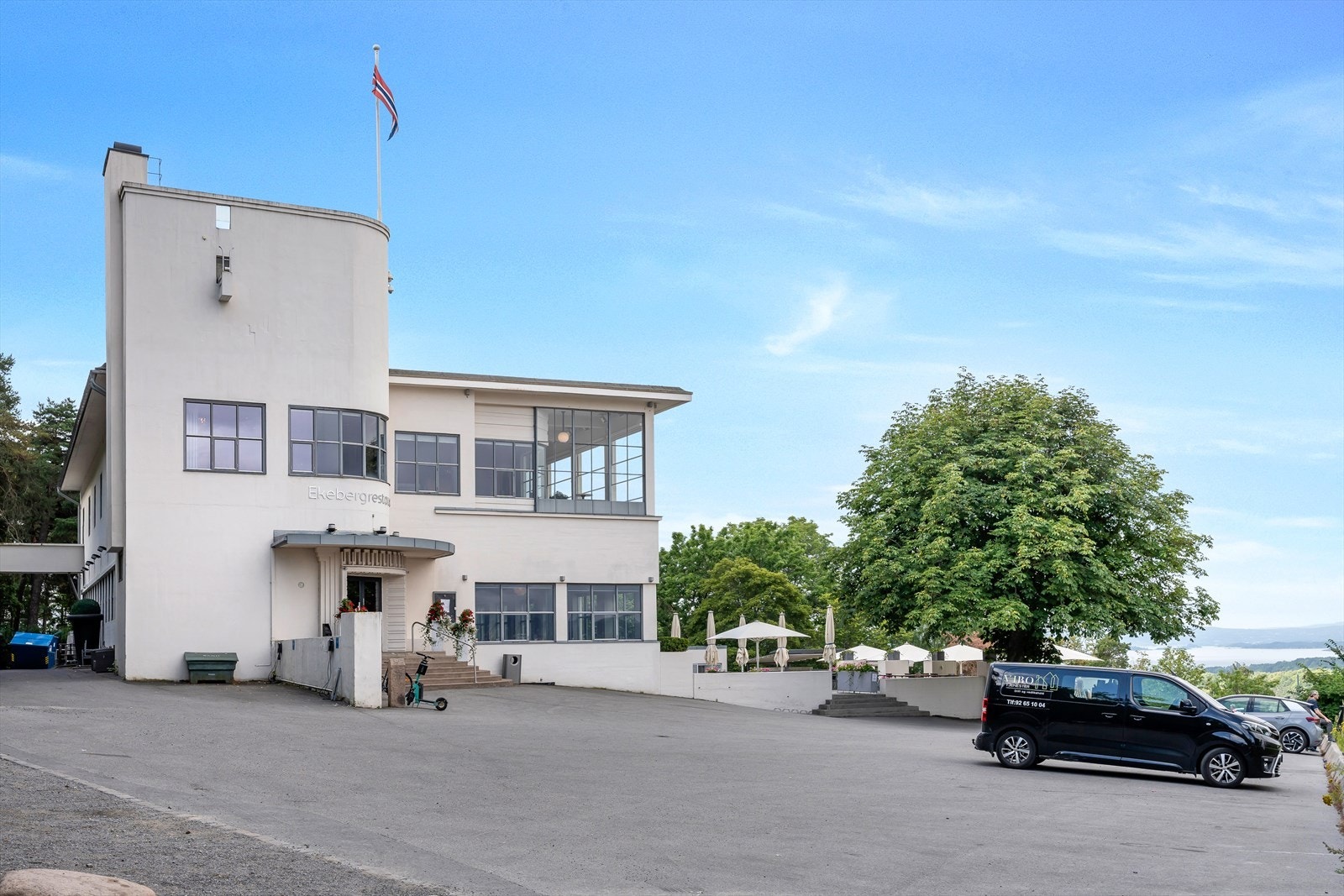 Ekebergrestauranten byr på fantastisk utsikt over Oslo, kombinert med deilig mat i elegante omgivelser Galleribilde