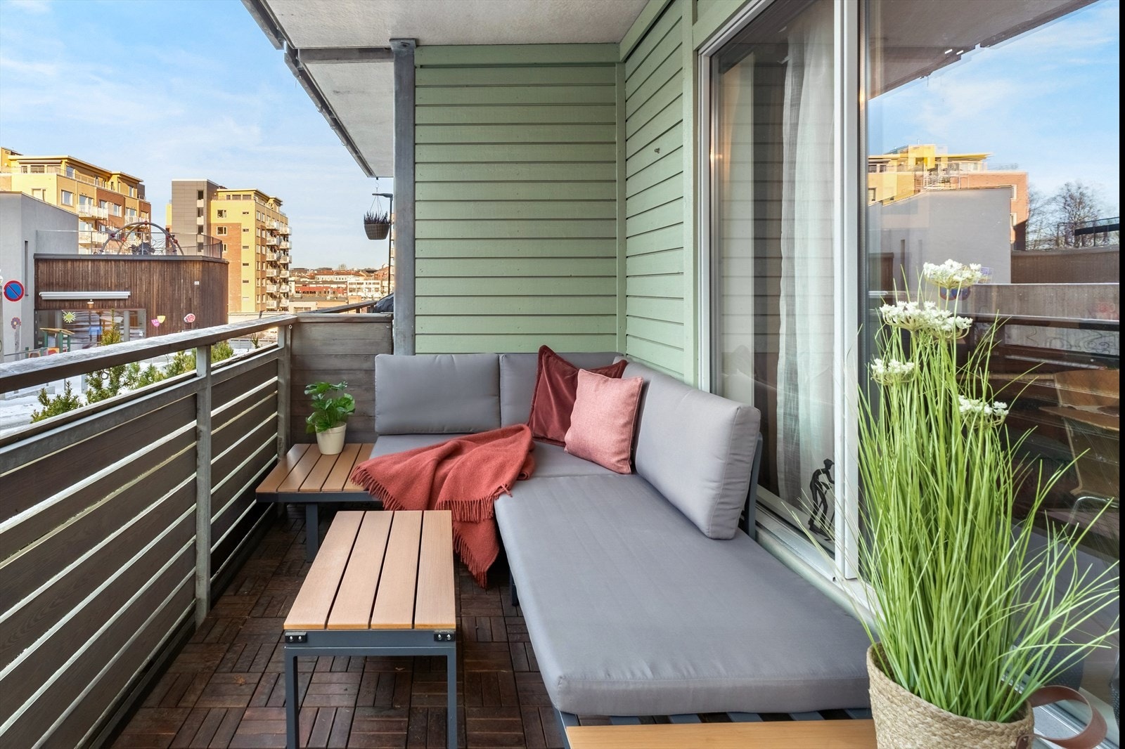 Terrassen er vestvendt med gode solforhold. For morgensol har du også en ekstra platting rundt hjørnet Galleribilde