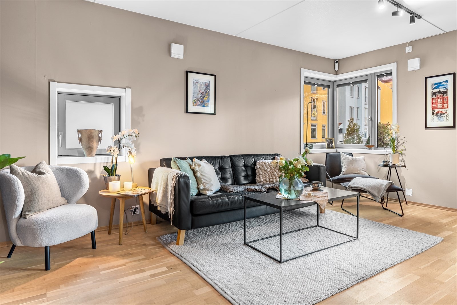 Delikate lysmalte vegger og nydelig parkettgulv gir stuen en koselig atmosfære Galleribilde