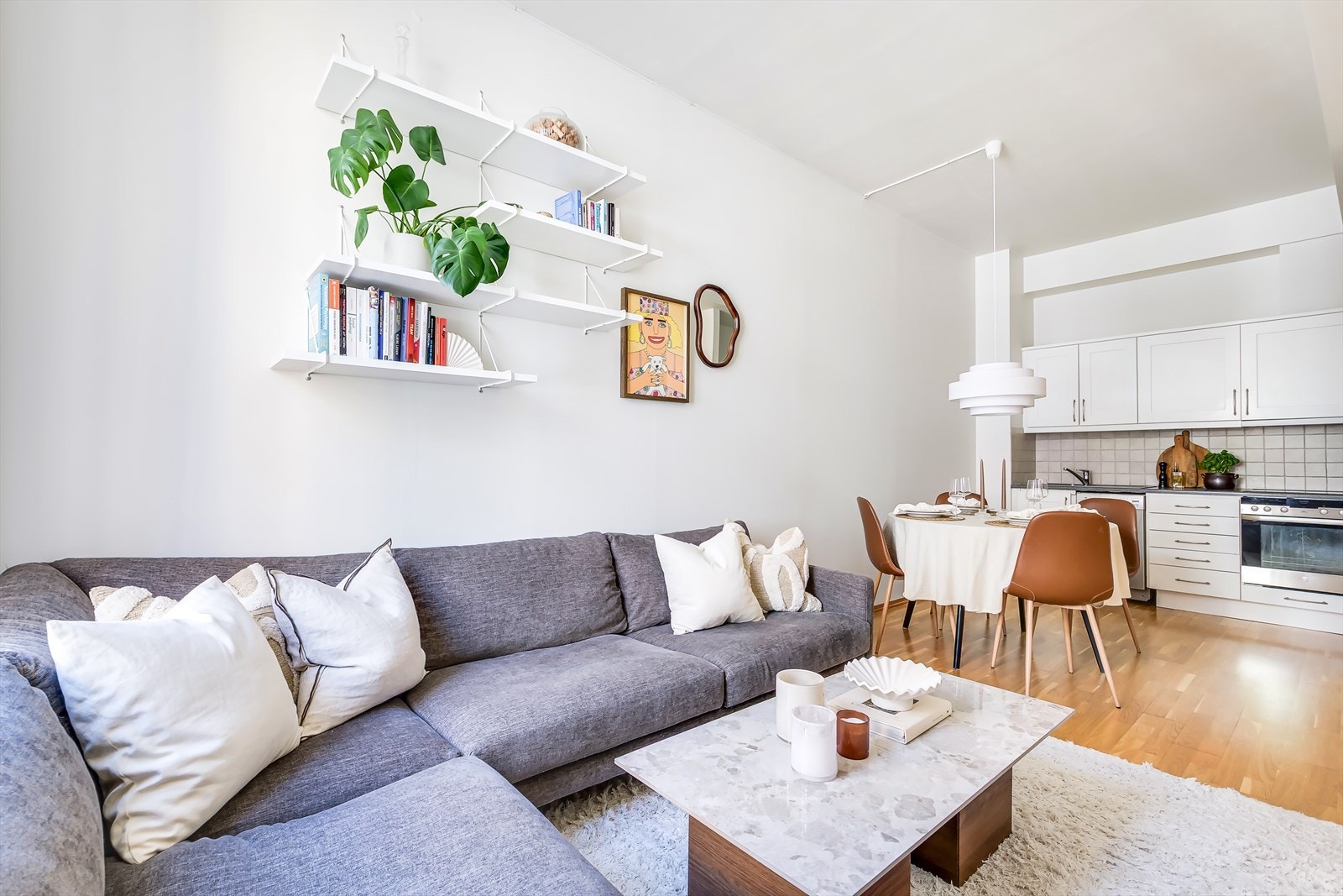 En utrolig fin og smakfull 3-roms fabrikkleilighet beliggende i attraktive omgivelser rett ved Torshov. Galleribilde