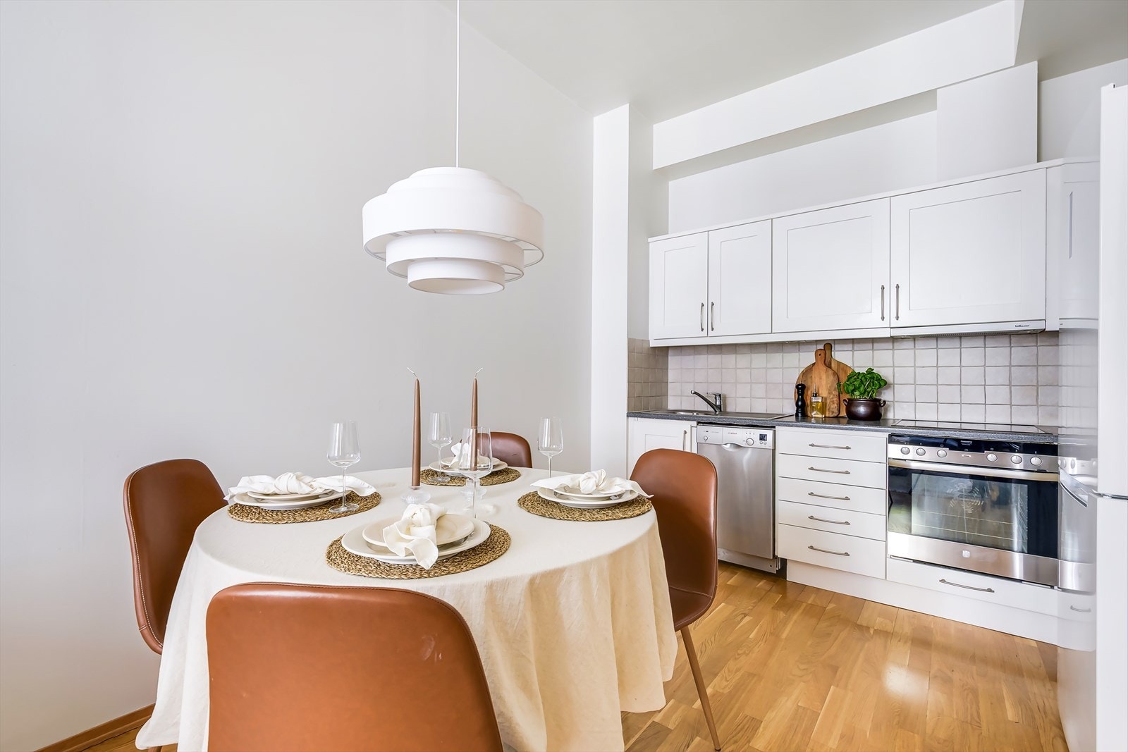 God plass til spisebord i tilknytning kjøkkenet. Galleribilde