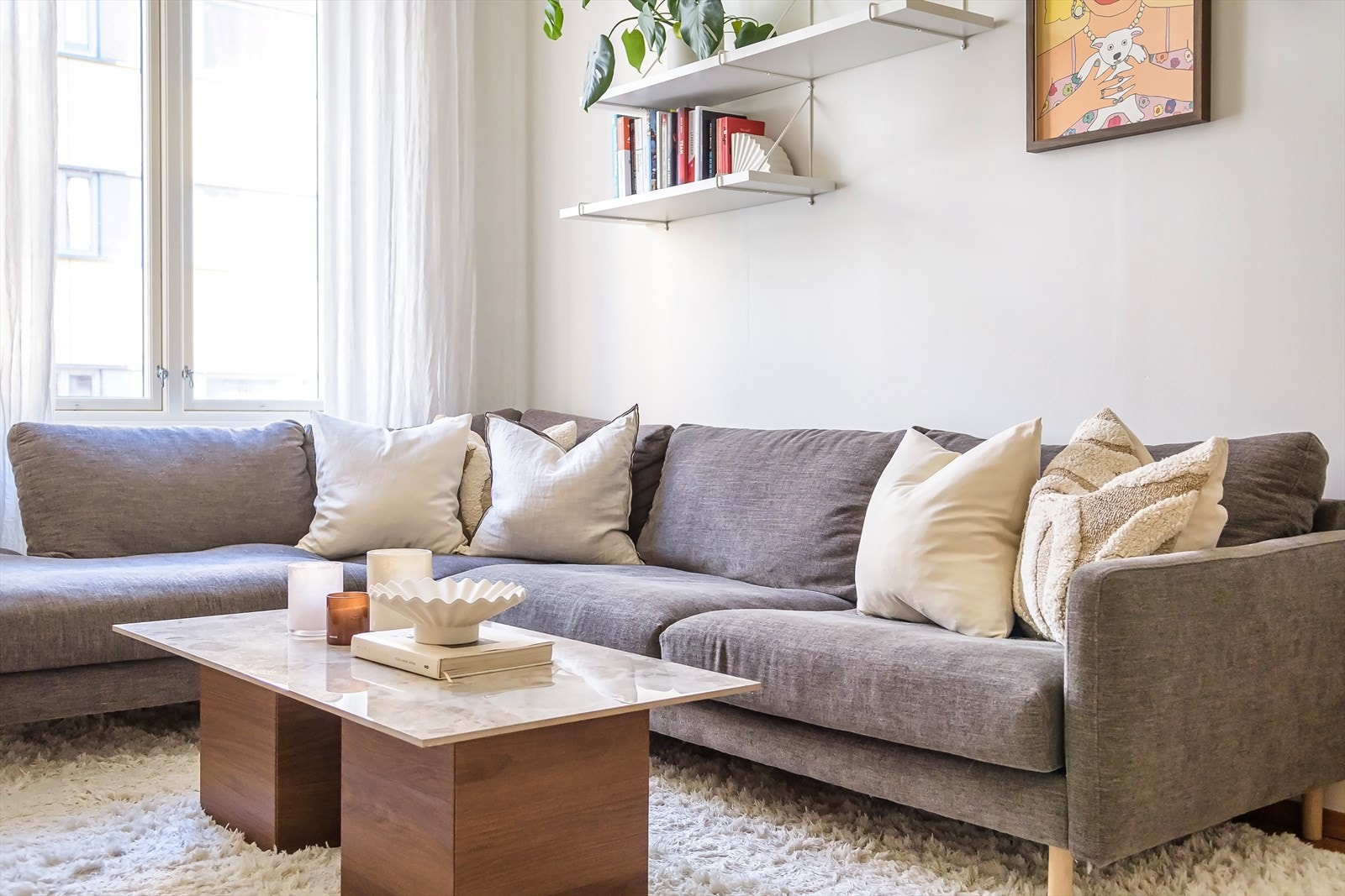 Hyggelig sofakrok med plass til stor hjørnesofa og TV-møblement. Galleribilde