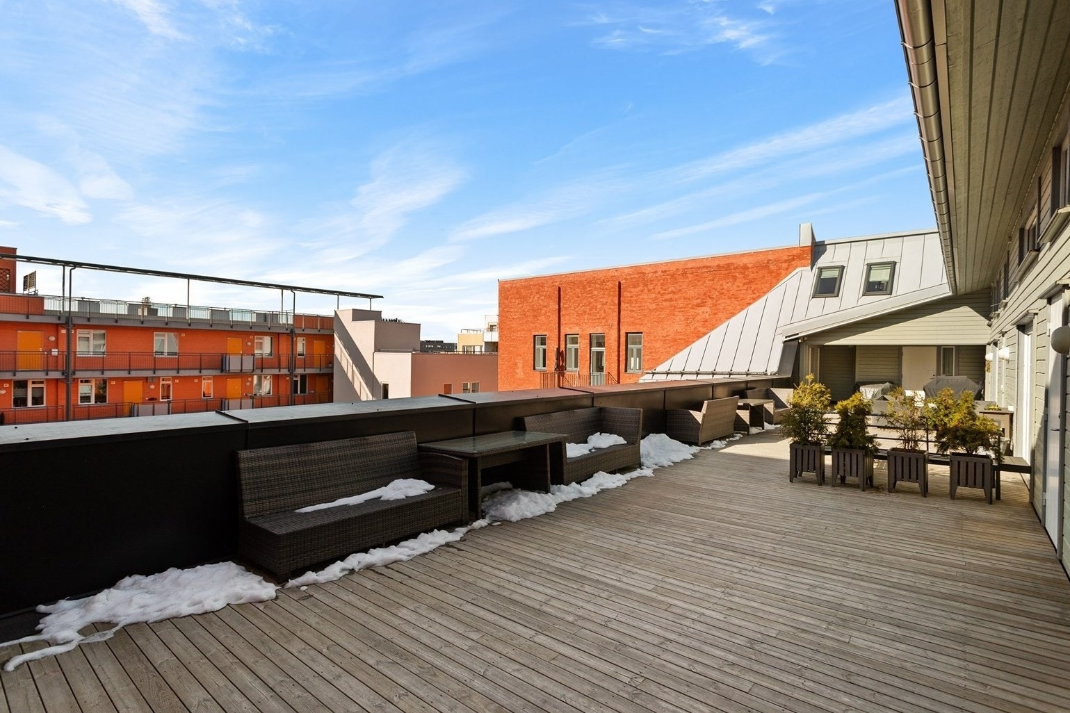 Det er en flott, felles takterrasse med sol fra kl. 11 til 19 på sommerstid. Galleribilde