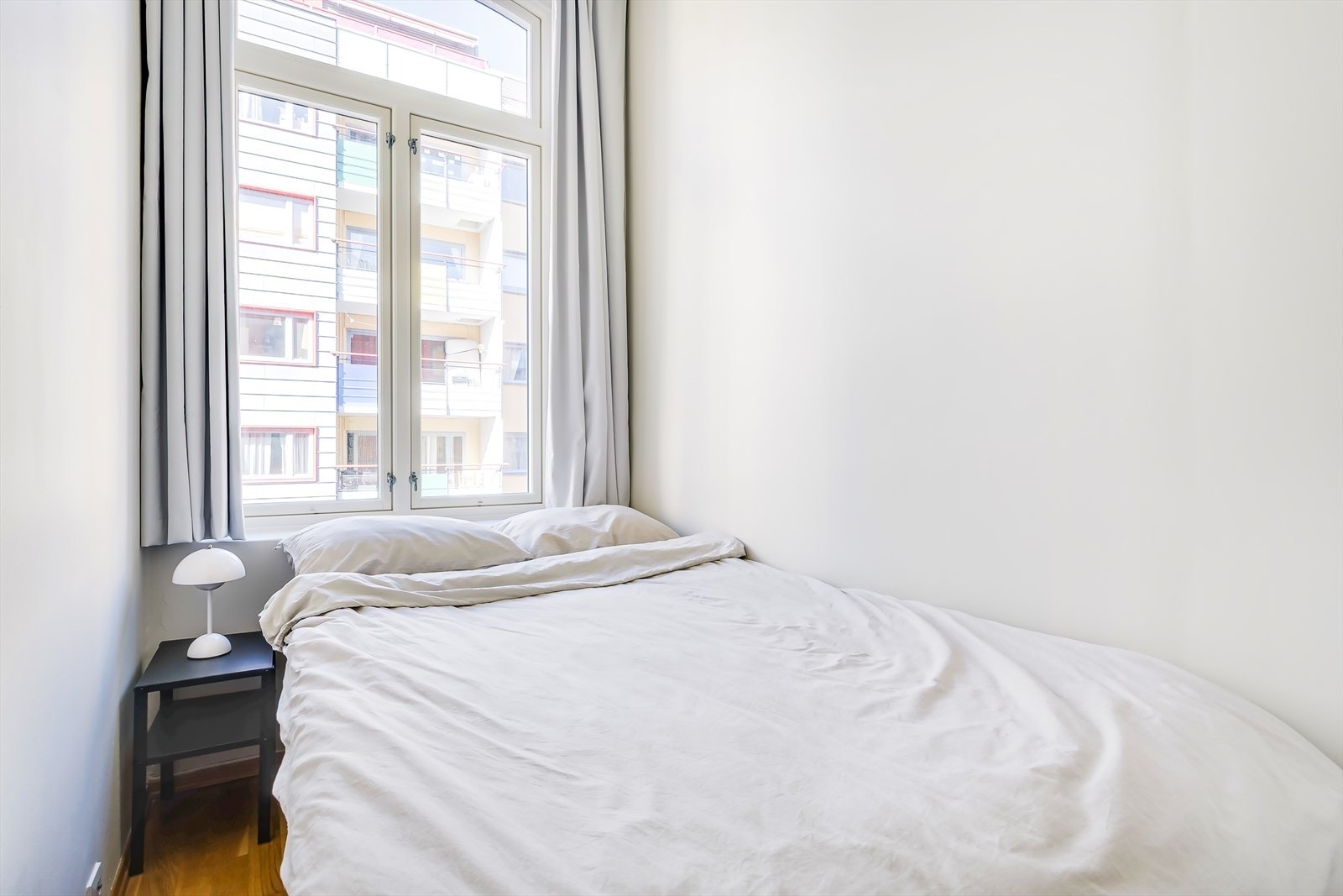 Rommet har plass for seng og oppbevaringsmøbel eller kontorpult. Galleribilde