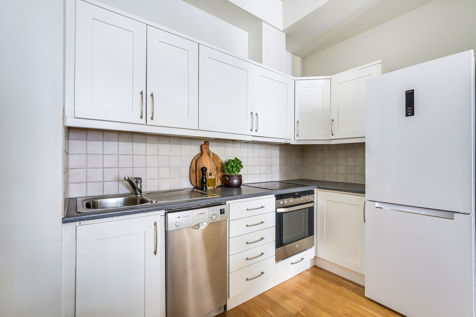 Kjøkkenet har rikelig med skap- og benkeplass, for både oppbevaring og matlagning. Galleribilde