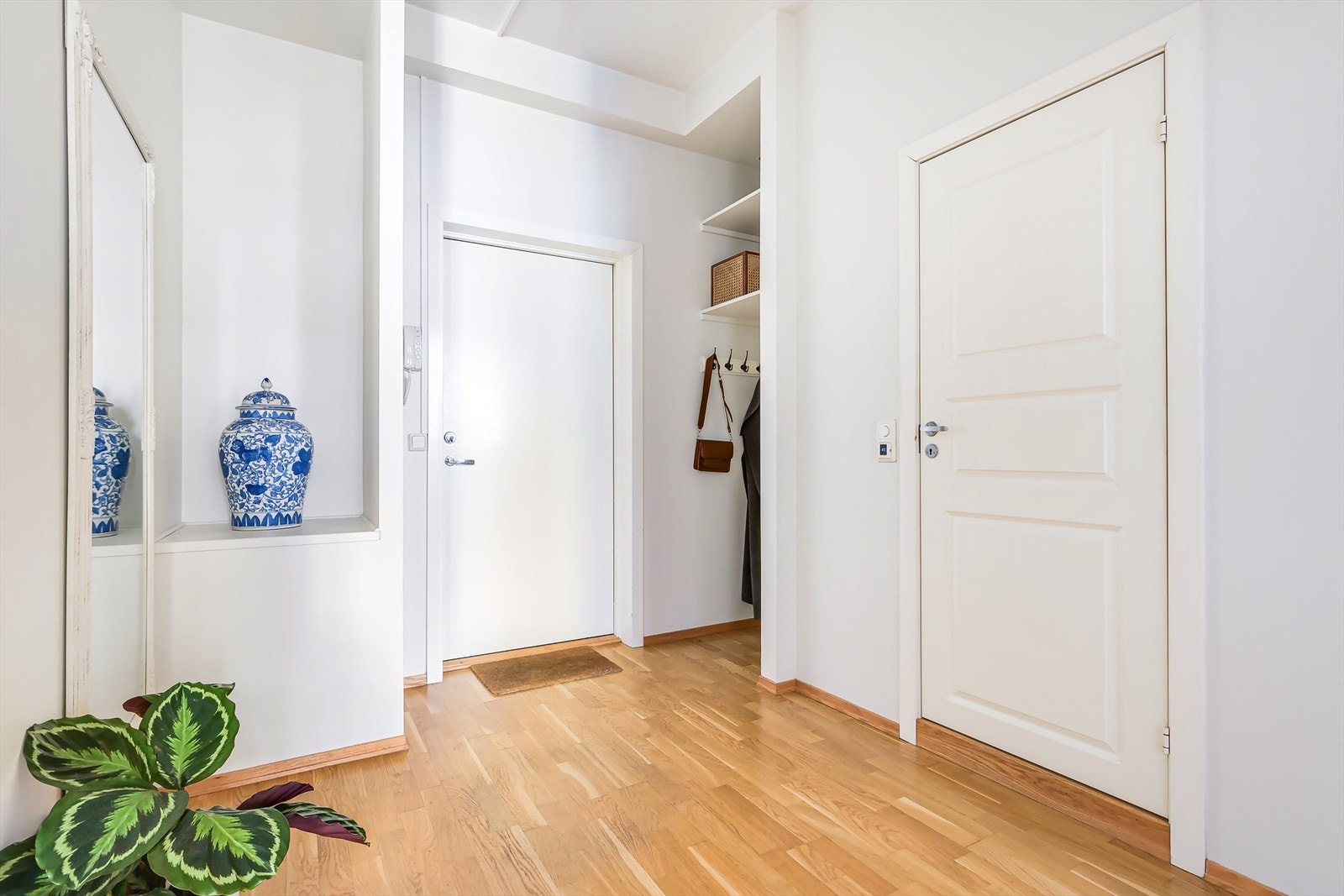 Entréen er romslig det er i tillegg ekstra lagringsplass i ekstern bod på 5 kvm som ligger i samme etasje. Galleribilde