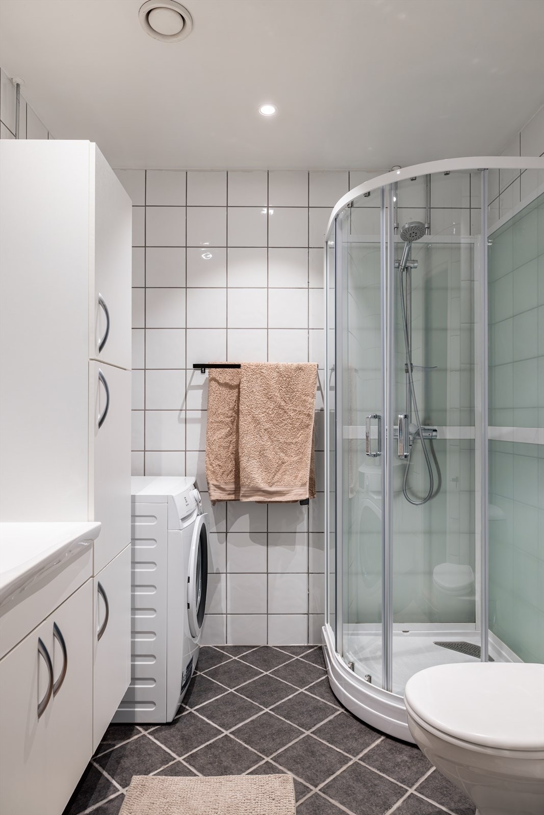 Lyst og pent bad pusset opp i 2004 med opplegg for vaskemaskin. Galleribilde