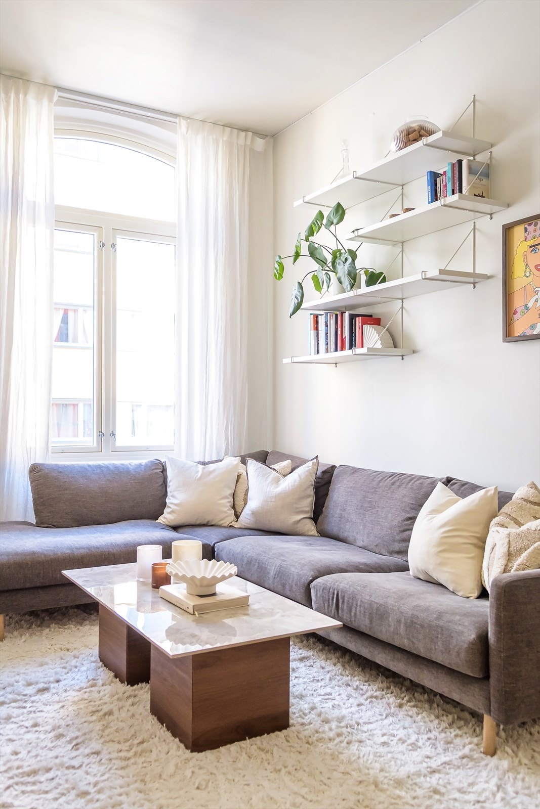 Det er store vinduer som strekker seg helt til taket, som gir masse lysinnslipp i rommet. Galleribilde