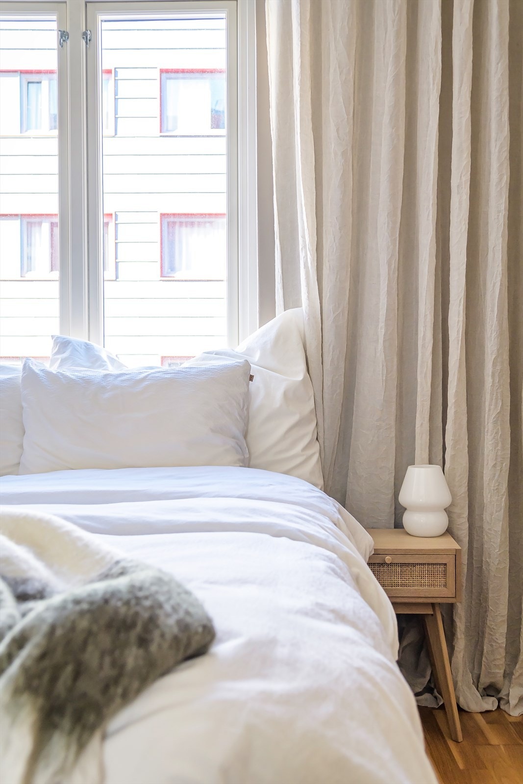 Rommet er malt i en lys og behagelig beigefarge. Galleribilde