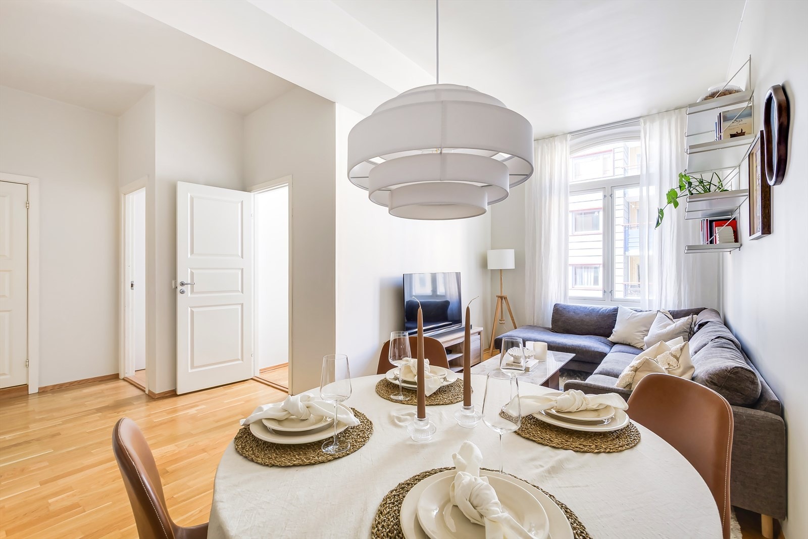 Praktisk planløsning med som gir gode møbleringsmuligheter. Galleribilde