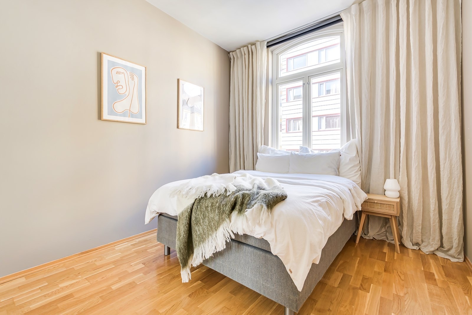 Soverommet er av god størrelse med stort garderobeskap og plass til dobbeltseng med nattbord på hver side. Galleribilde