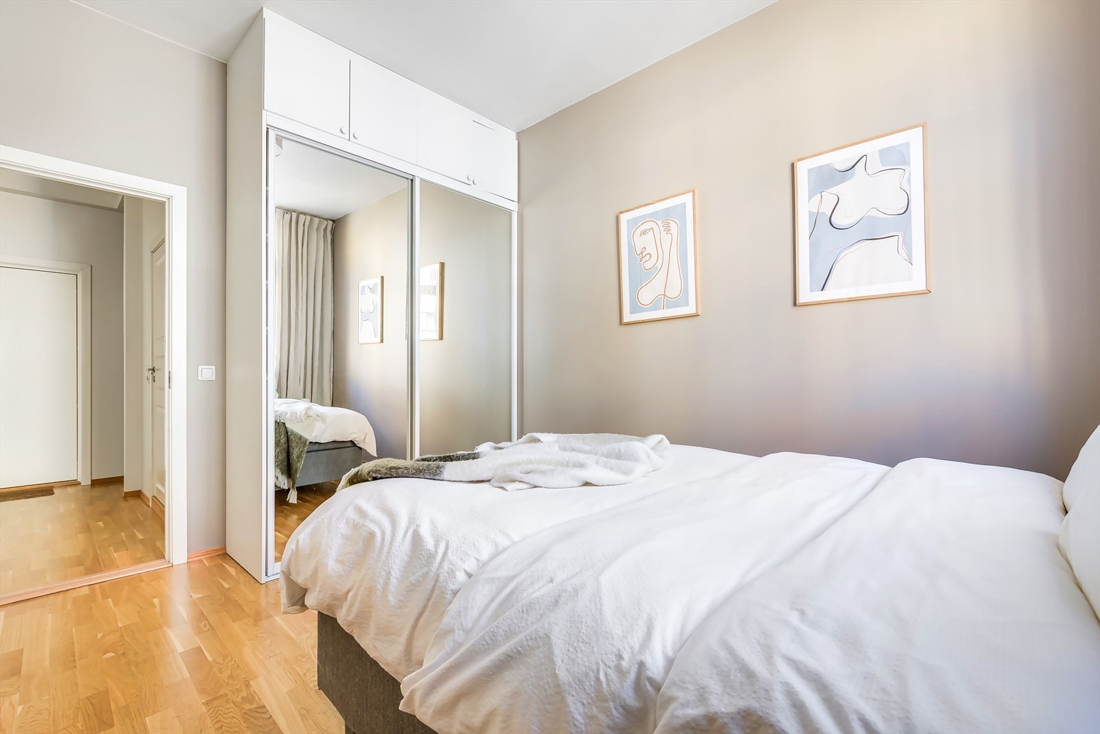 Garderobeskap medfølger som gir godt med oppbevaringsplass. Galleribilde