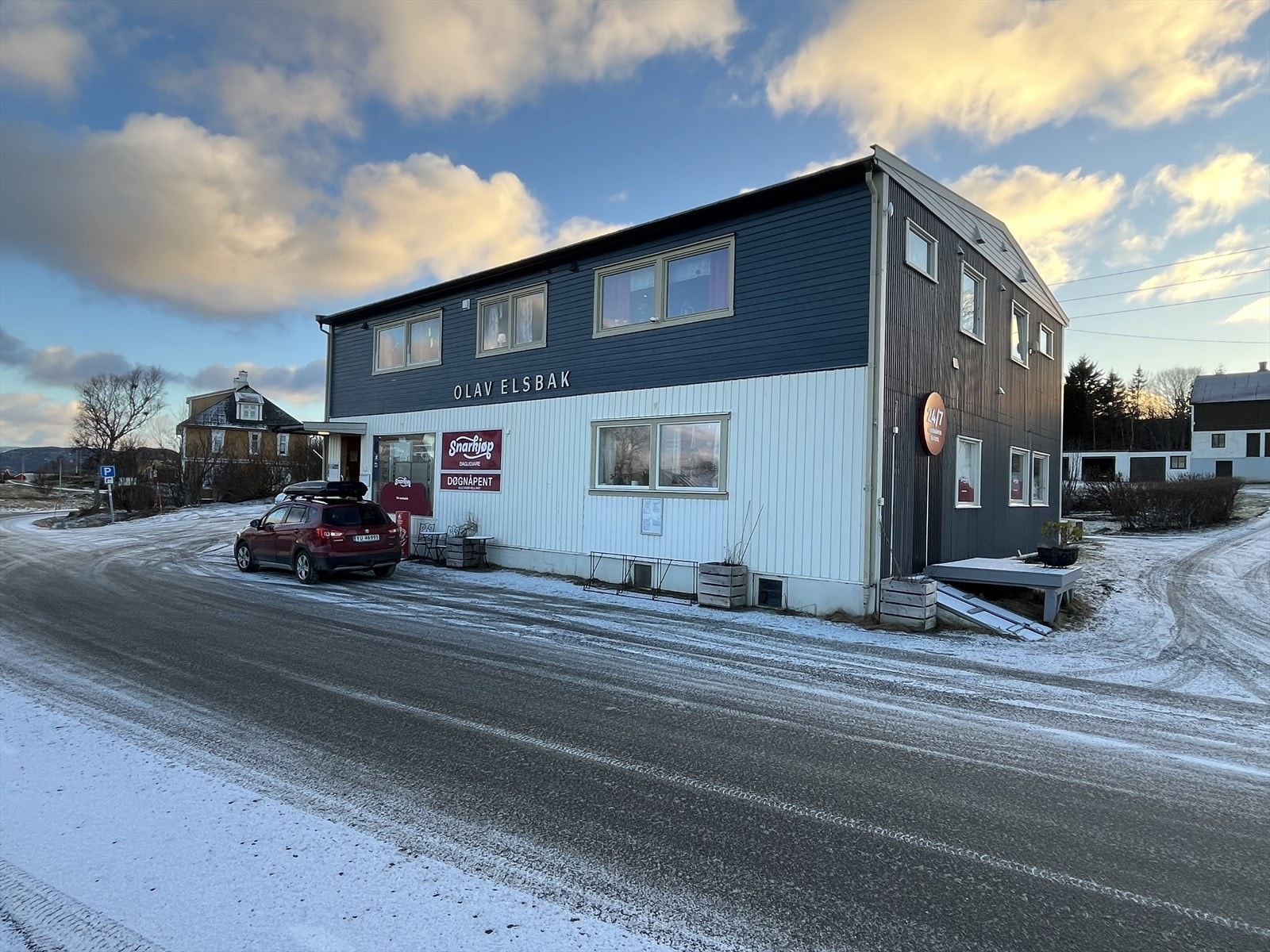 Fra hyttefeltet tar det ca. 6 minutter med bil til Tranøya, hvor du finner flere fasiliteter. Avbildet er en av få døgnåpne butikker på Hamarøya. Galleribilde