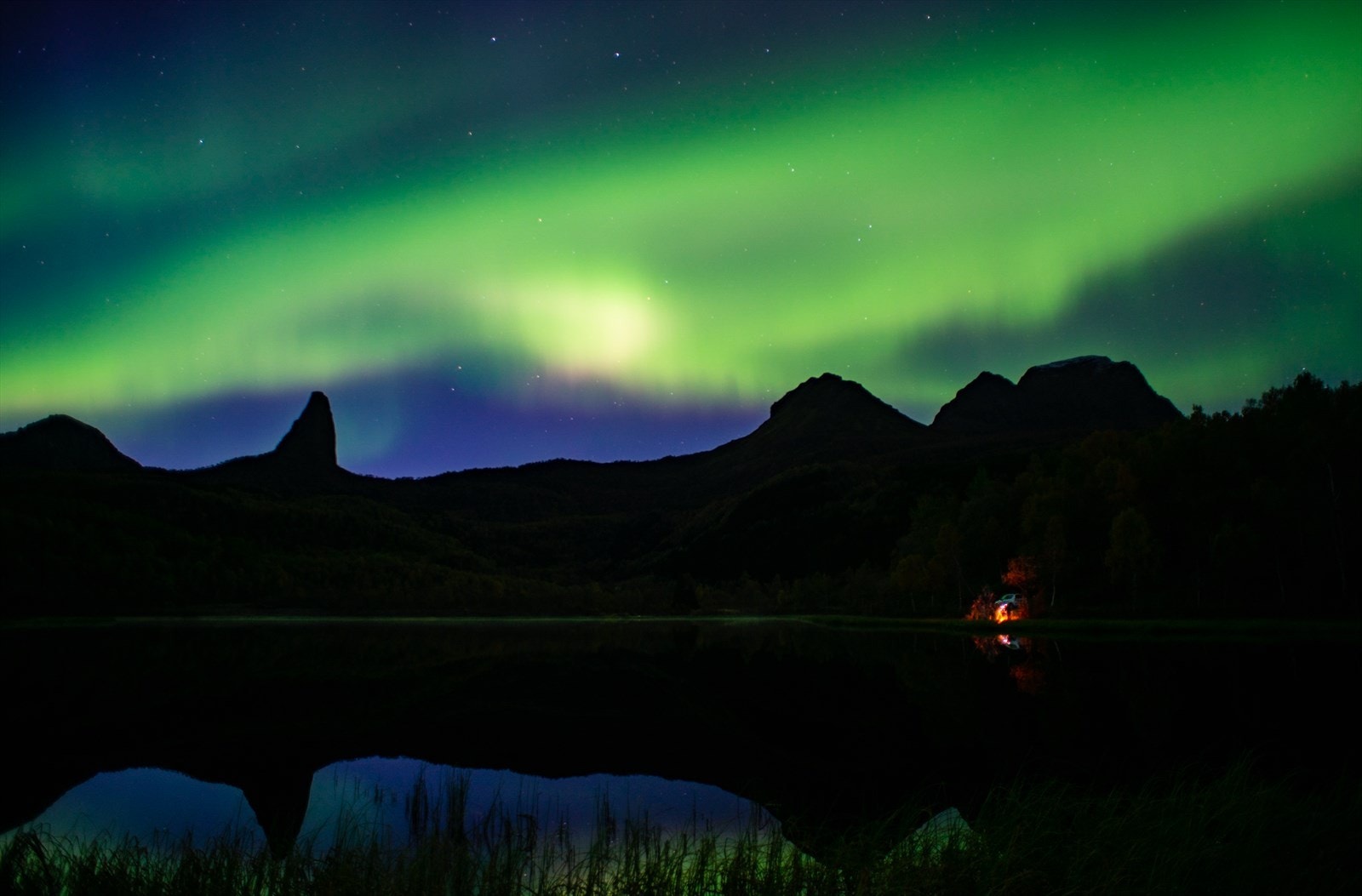 Hamarøya er et fantastisk sted for å oppleve naturlige hendelser, slik som nordlyset. Siluetten av Hamarøyskaftet i bakgrunnen. Galleribilde