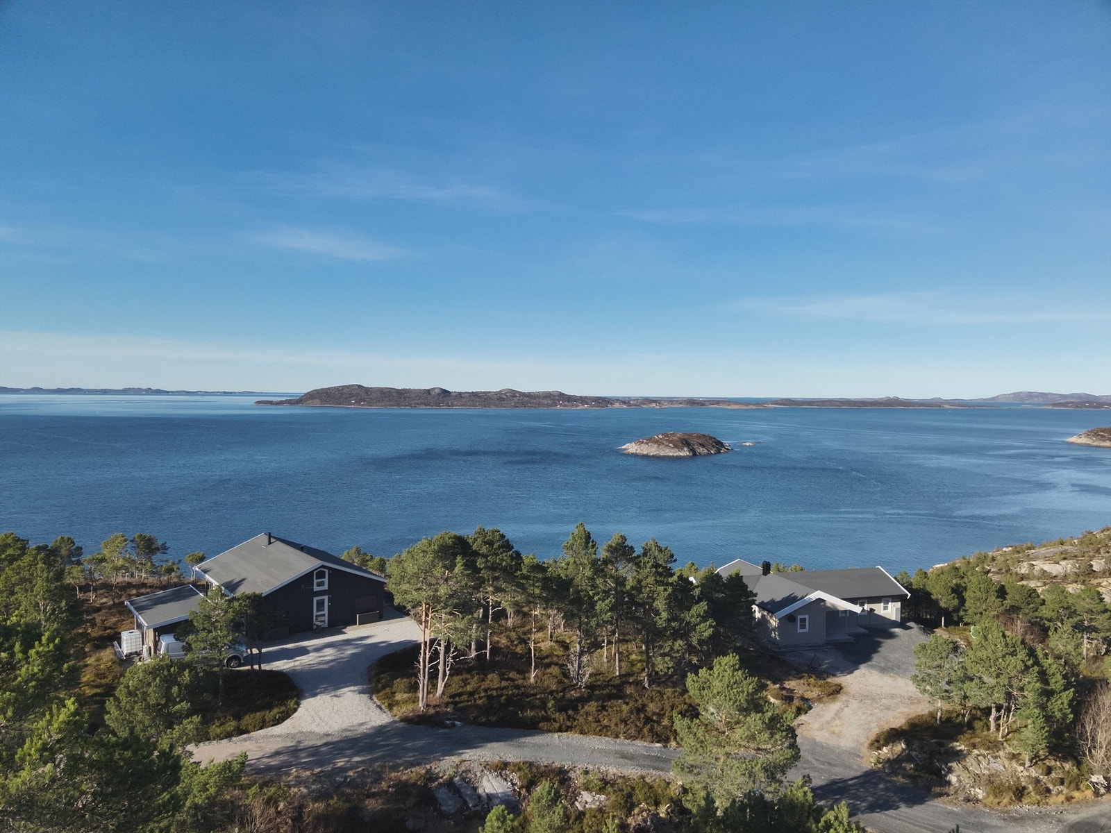 Tomten kan bebygges med hytte og uthus opp til 130 m2 BRA og bebygd areal 180 m2 Galleribilde