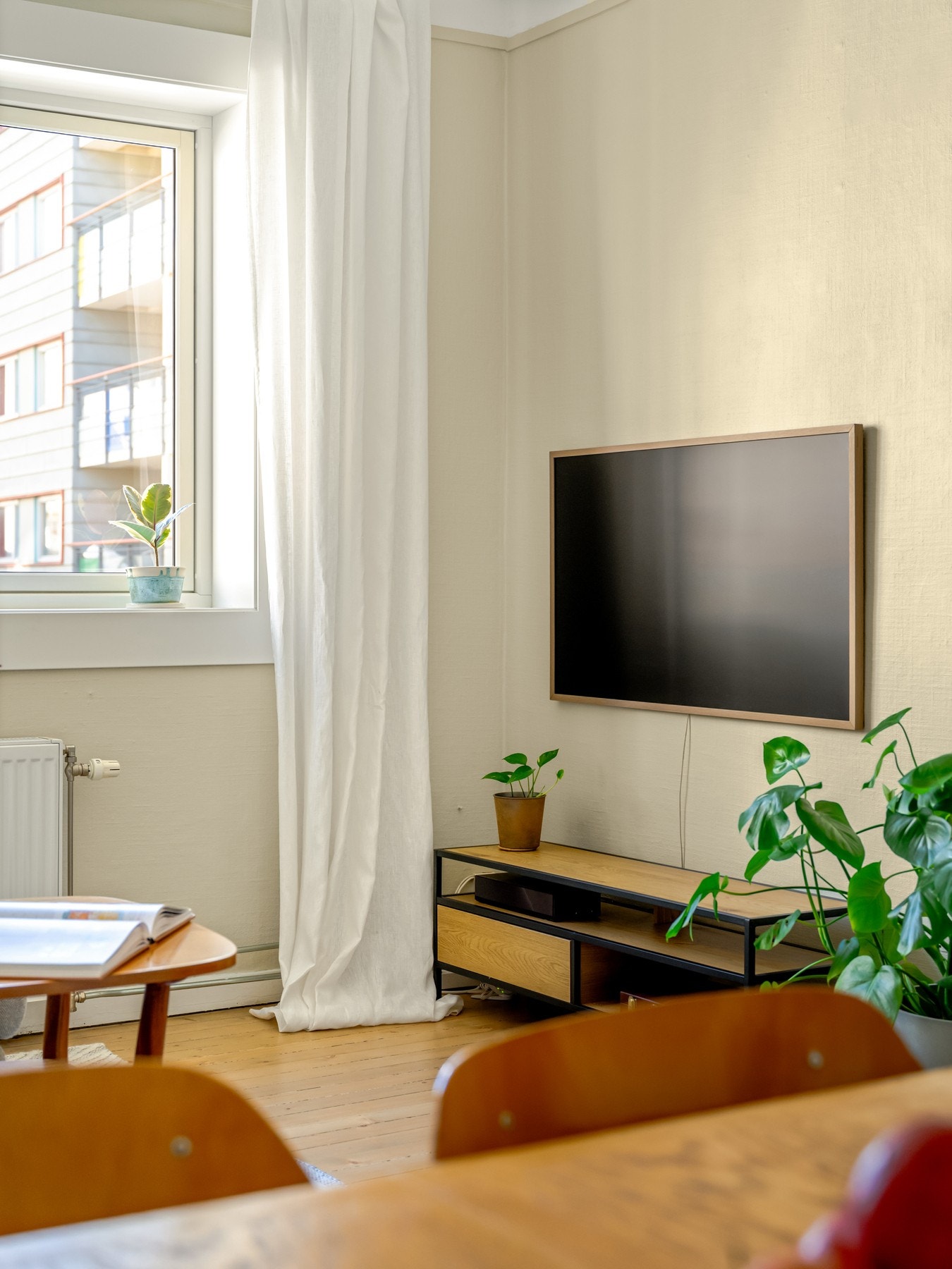 Store vindusflater slipper inn rikelig med dagslys. Galleribilde
