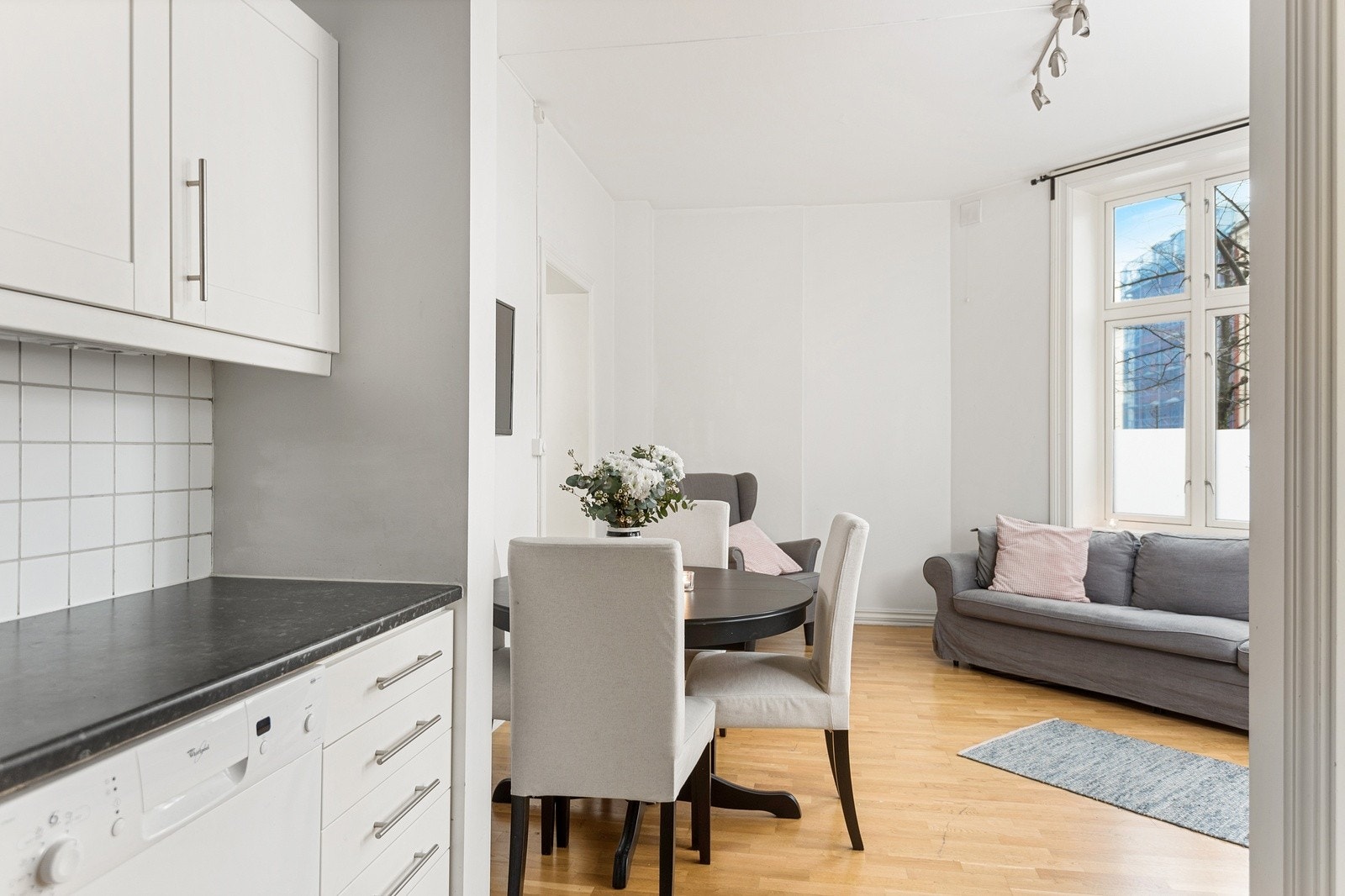 Stuen sett fra kjøkkenet. Galleribilde