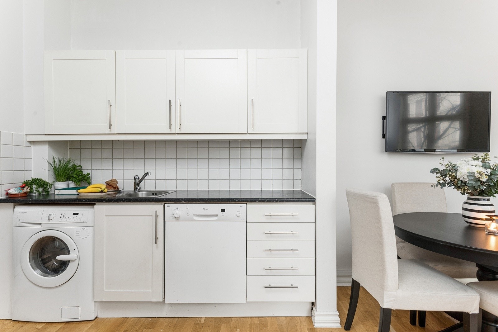 Godt med skap- og benkeplass samt tidløs og moderne innredning. Galleribilde