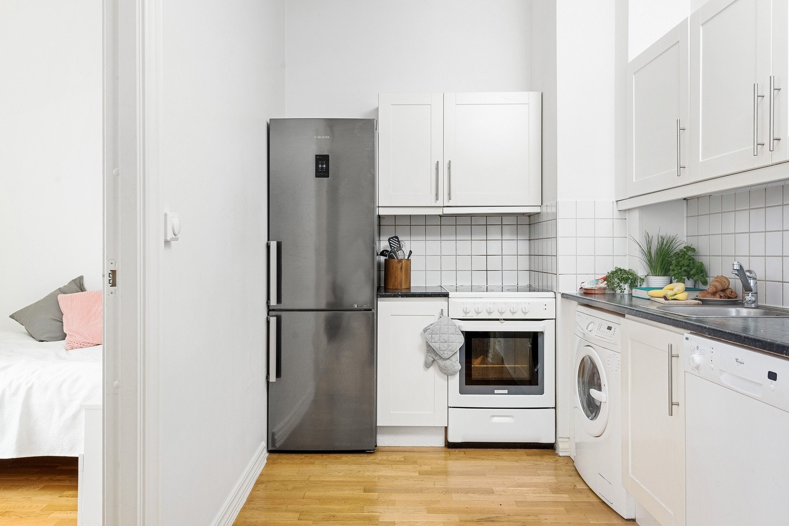 Hvitevarer medfølger (kjøl/frys, komfyr, oppvaskmaskin og vaskemaskin). Galleribilde