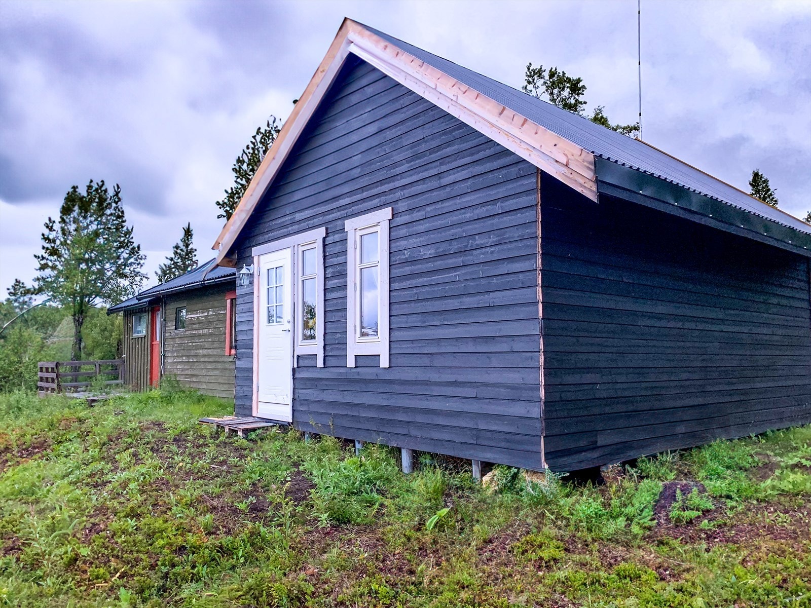 Her ser vi hytta på en sommerdag. (selgers private bilder) Galleribilde