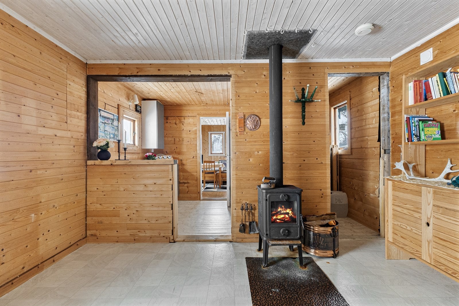 Hytta varmes opp med vedfyring, noe som går kjapt sommer som vinter. Galleribilde