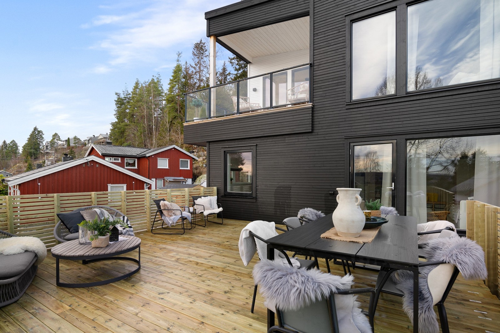 Under terrassen har man en romslig garasje på hele 40 kvm. Det er montert elbil-lader i garasjen. Galleribilde