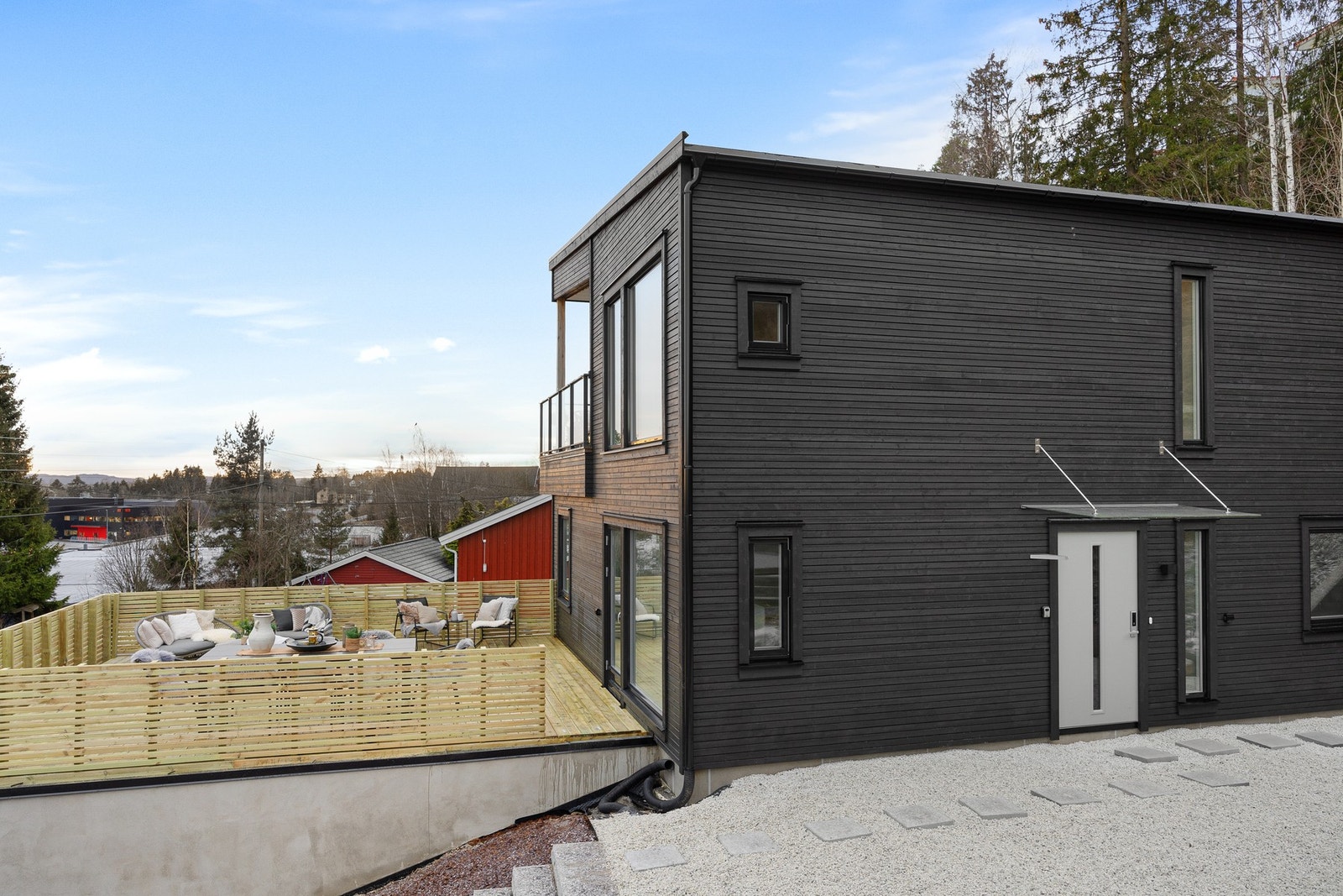 Hyggelig inngangsparti. Inngangsdøren til utleiedelen er til høyre for bildet. Galleribilde
