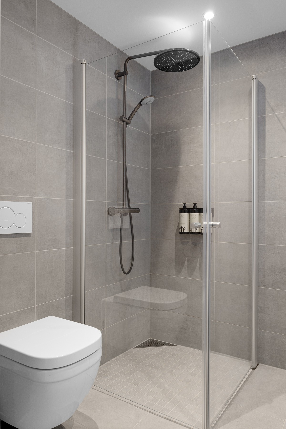 Dette badet har toalett, dusjhjørne og servant. Galleribilde