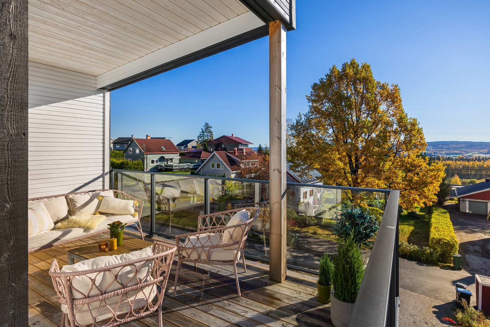 Terrassen strekker seg i en L-form rundt boligen. Galleribilde