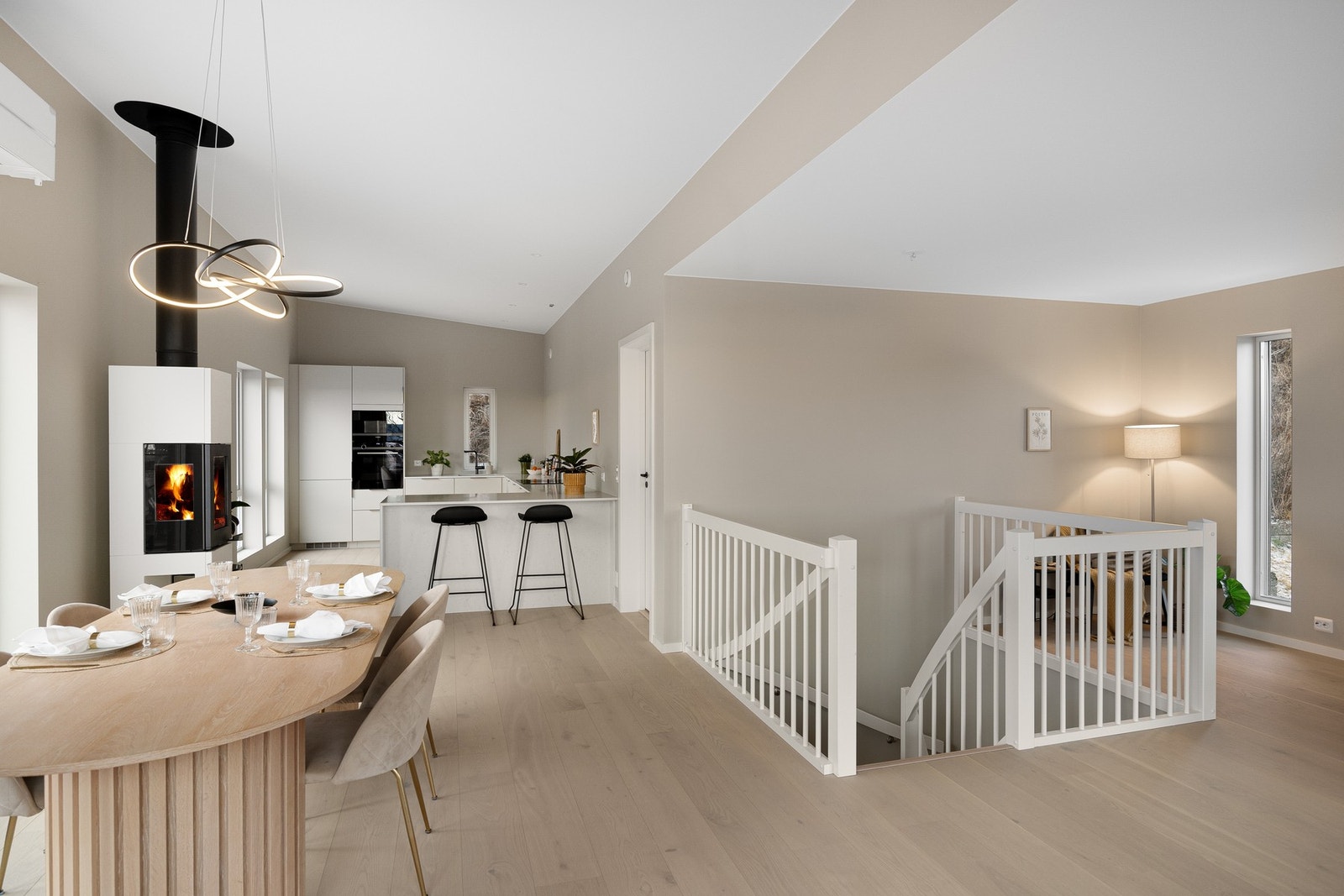 Spisestuen skaper et naturlig skille mellom stue og kjøkken. Galleribilde