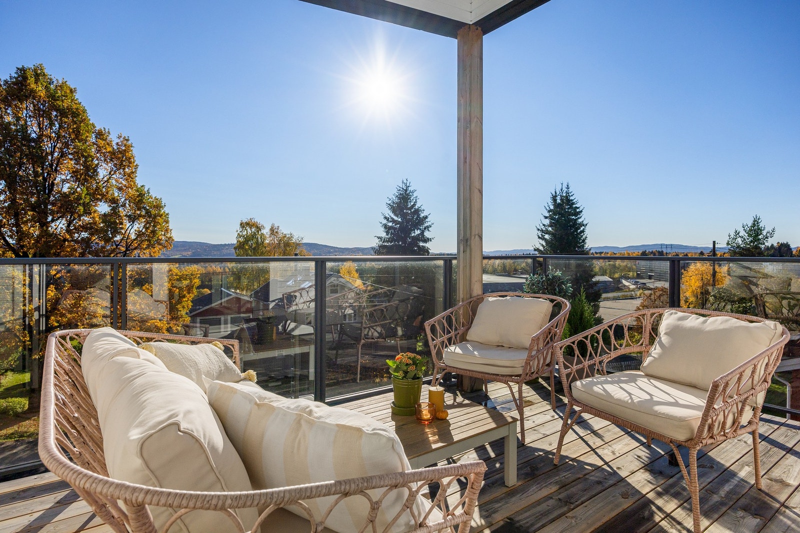 Fra stuen er det utgang til en solrik, sydvestvendt terrasse. Galleribilde