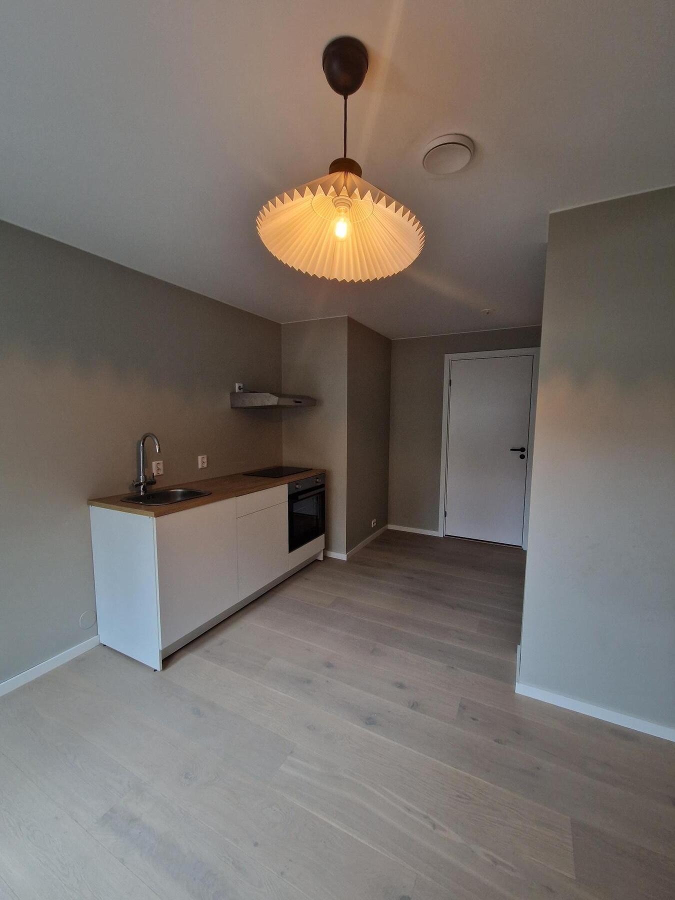 Her har man en åpen stue/kjøkkenløsning. Galleribilde
