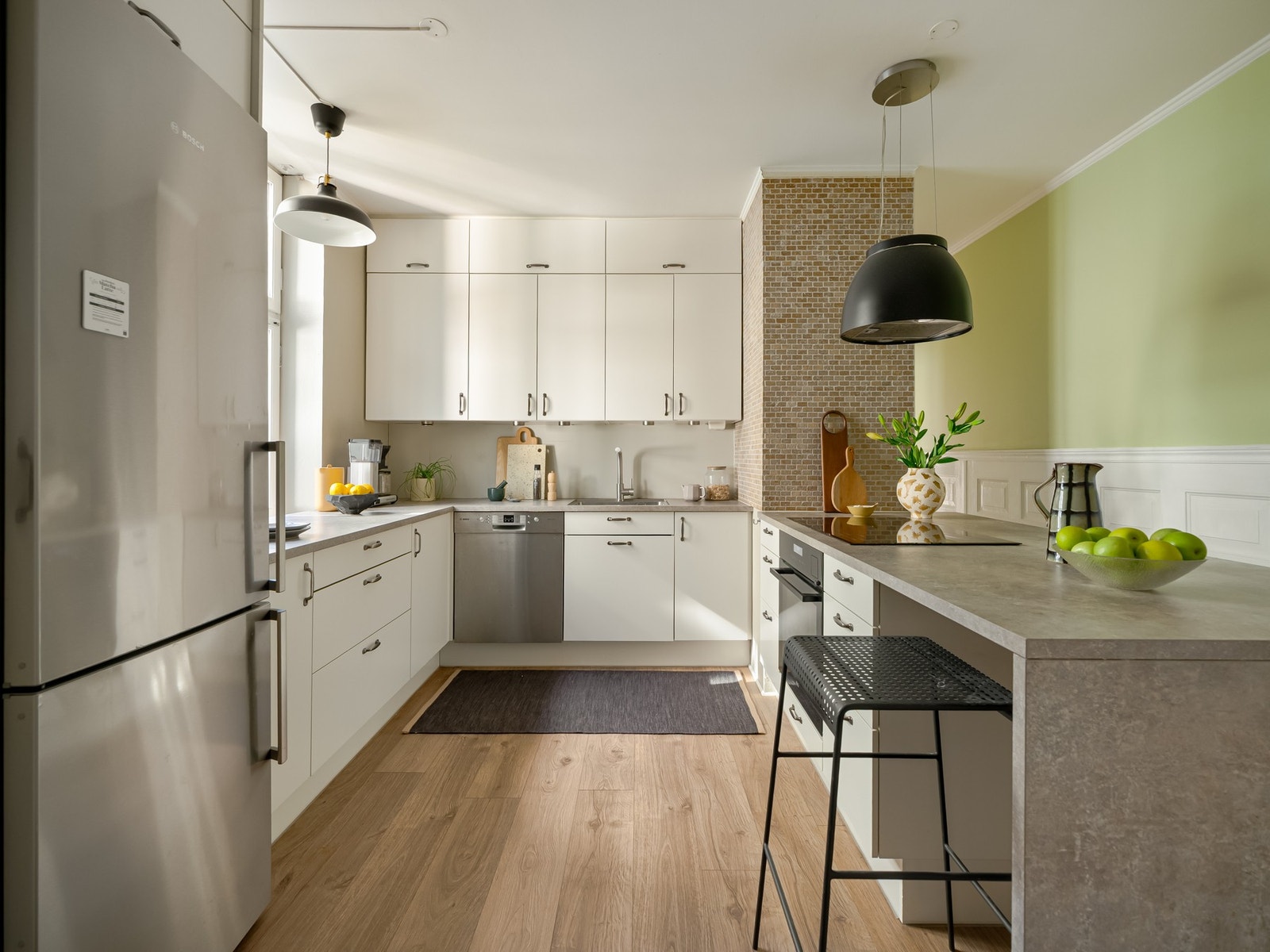 Kjøkkenet er stort og innredningen består av glatte fronter med håndtak av metall, laminat benkeplate og hvitevarer fra 2017. Galleribilde