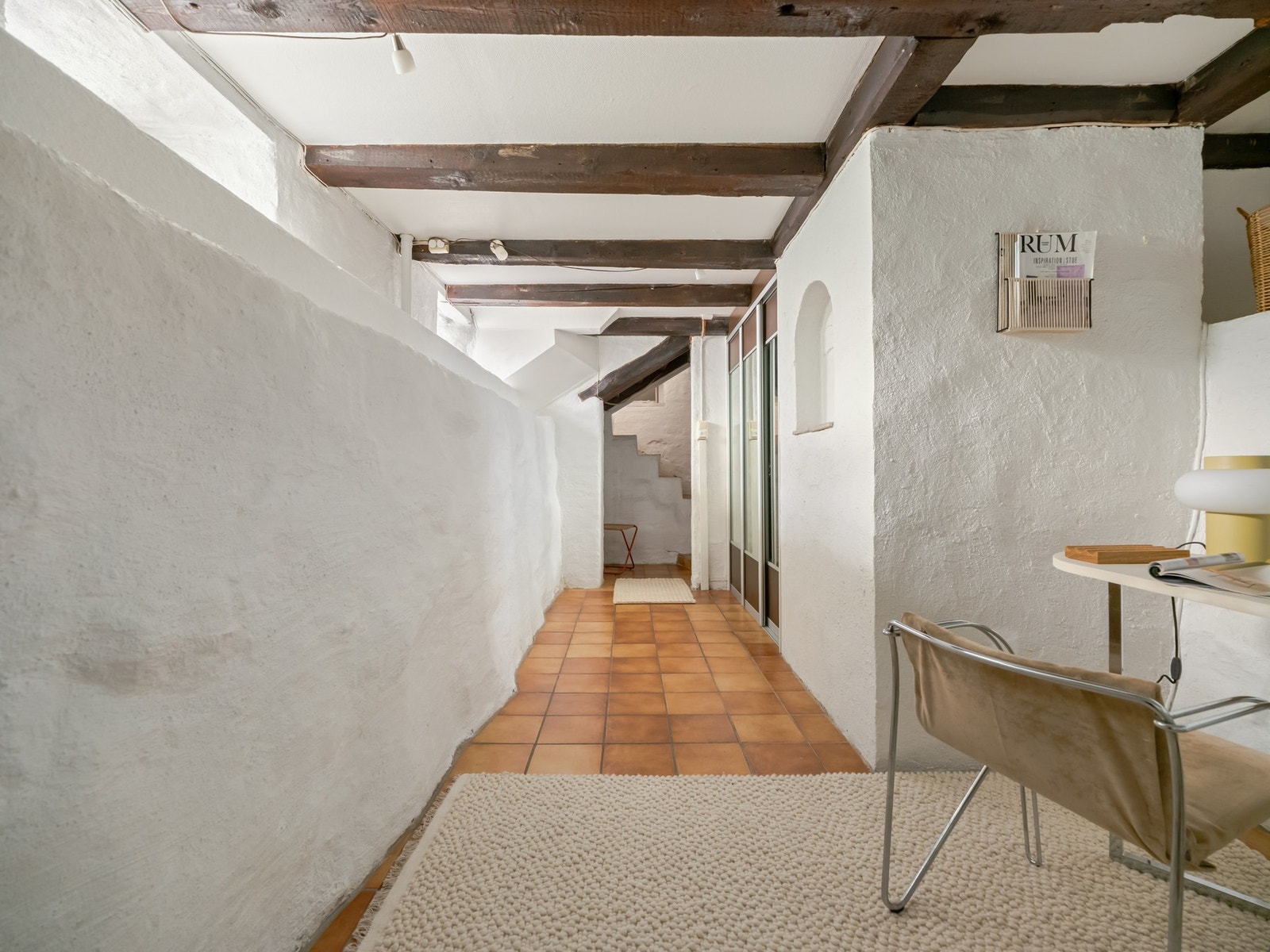 Nå har vi gått ut i fra rommet som benyttes som soverom og ser mot trappen opp. Galleribilde