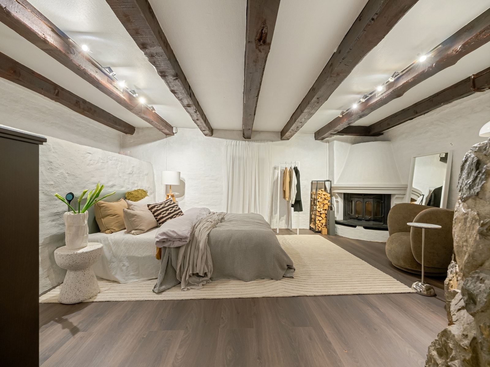 Dette er kjellerstuen som benyttes som hovedsoverom. Rommet er ikke godkjent for varig opphold. Galleribilde