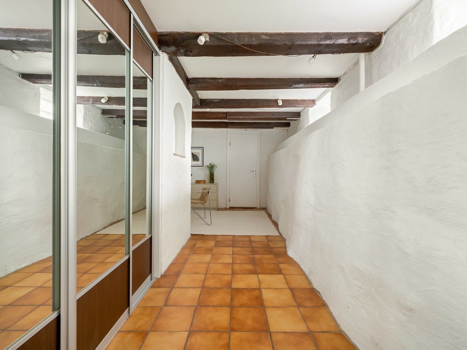 I kjelleren er det godt med lagringsplass og det første vi kommer til en en stor skyvedørsgarderobe. Galleribilde