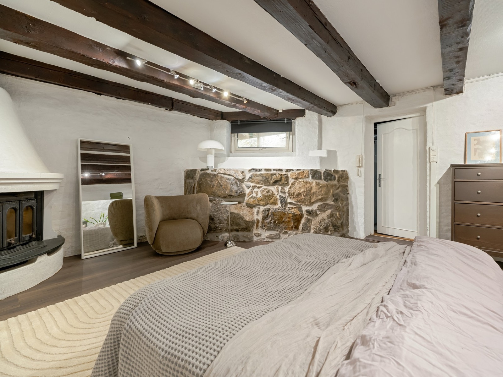 Legg merke til de stilige bjelkene i taket og den synlige steinen ved vinduet. Galleribilde