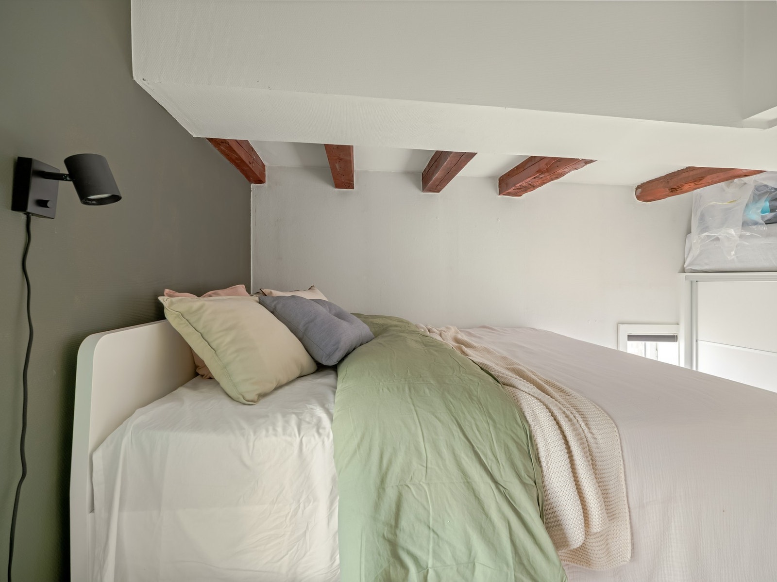 Det er nok plass til en dobbeltseng på hemsen og skyvedørsgarderobe og skuffeseksjon på nedre plan. Galleribilde