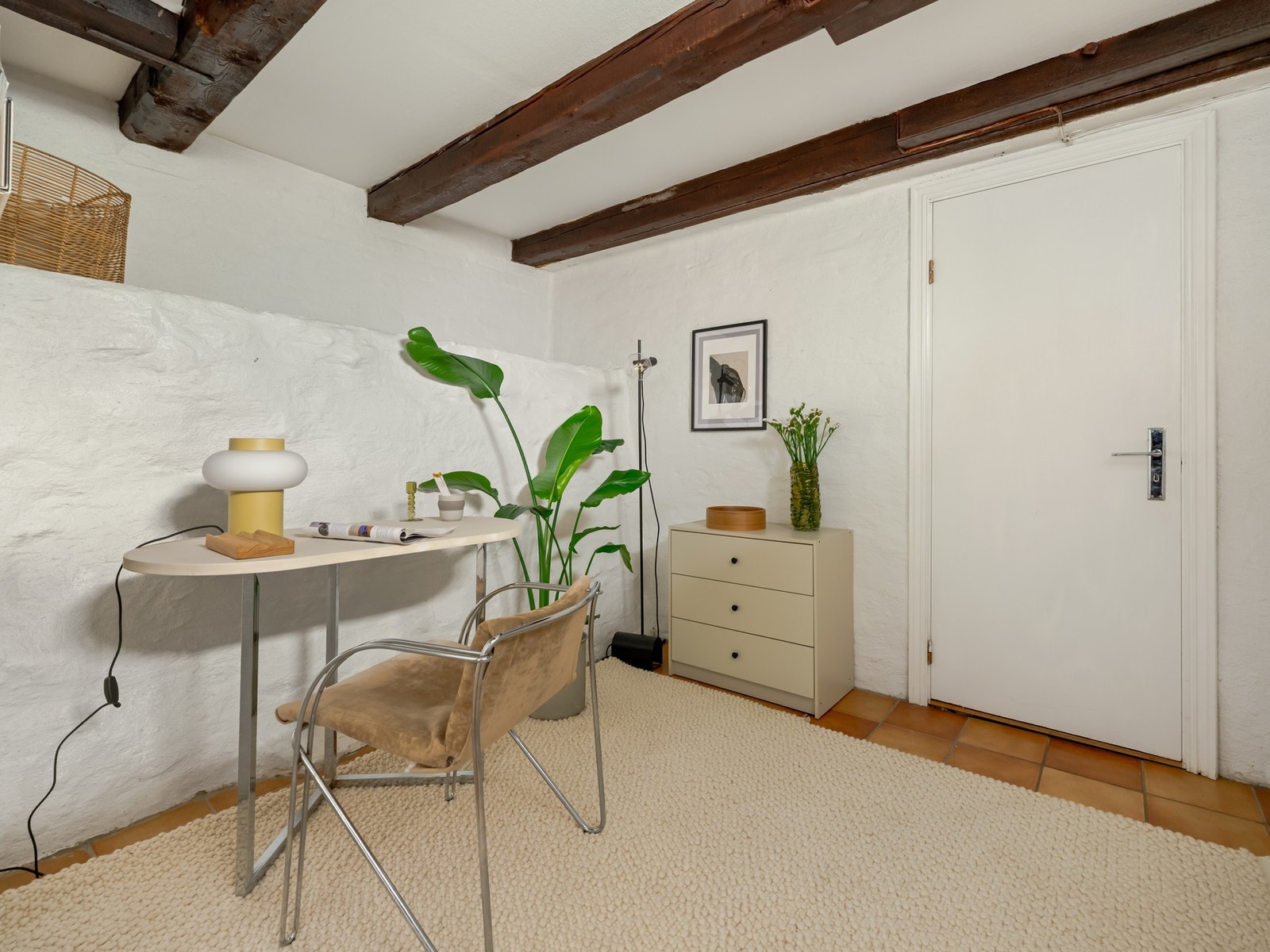 Videre er det innredet med en hyggelig kontorplass. Galleribilde